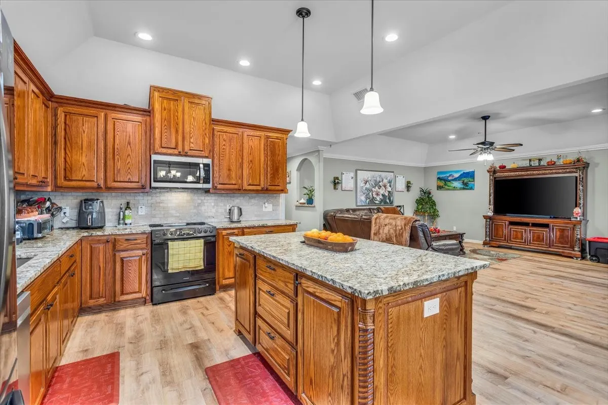 Single Family Residence For Sale in Grayson County , 812 E Mcgee Street, Sherman, Texas 75090, 3 Bedroom, 2 Bathroom, Garage spaces, 1,996 Sqft, built in 2020, mls#21364248, Real Estate Agent in Sherman, Homes For Sale in Grayson county, Homes For Sale in Sherman, Realtor in Sherman Texas, Real Estate Brokerage Independent Realty Texas, Luminita Cordes Realtor