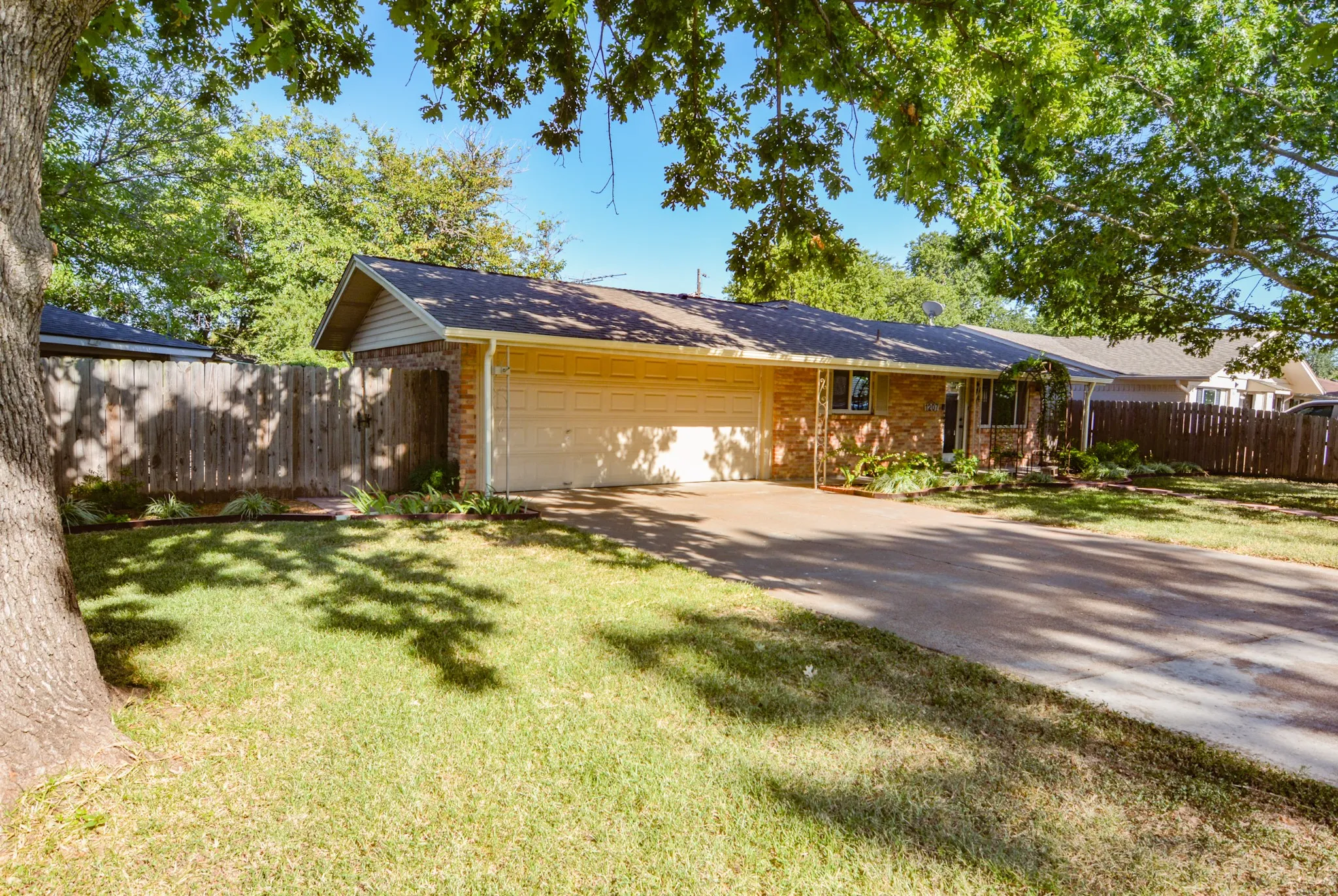 Single Family Residence For Sale in Johnson County , 1207 Lynnwood Drive, Cleburne, Texas 76033, 3 Bedroom, 2 Bathroom, 2 Garage spaces, 1,410 Sqft, built in 1969, mls#21364237, Real Estate Agent in Cleburne, Homes For Sale in Johnson county, Homes For Sale in Cleburne, Realtor in Cleburne Texas, Real Estate Brokerage Independent Realty Texas, Luminita Cordes Realtor
