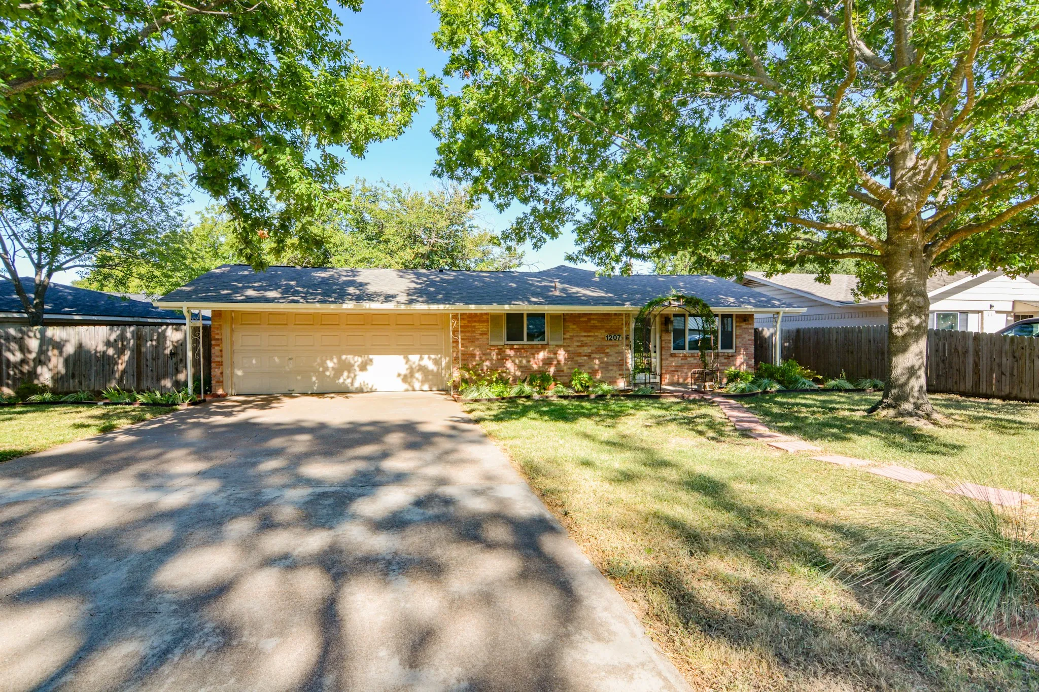 Single Family Residence For Sale in Johnson County , 1207 Lynnwood Drive, Cleburne, Texas 76033, 3 Bedroom, 2 Bathroom, 2 Garage spaces, 1,410 Sqft, built in 1969, mls#21364237, Real Estate Agent in Cleburne, Homes For Sale in Johnson county, Homes For Sale in Cleburne, Realtor in Cleburne Texas, Real Estate Brokerage Independent Realty Texas, Luminita Cordes Realtor