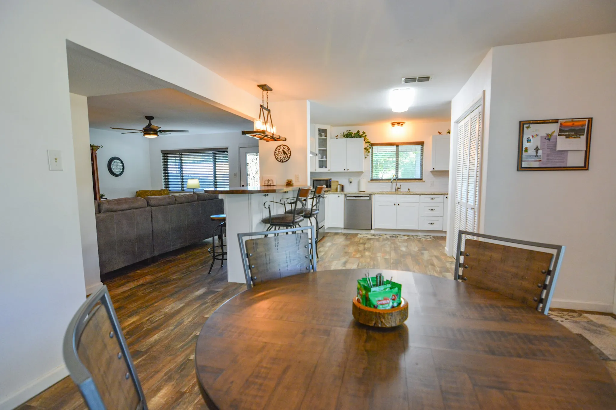 Single Family Residence For Sale in Johnson County , 1207 Lynnwood Drive, Cleburne, Texas 76033, 3 Bedroom, 2 Bathroom, 2 Garage spaces, 1,410 Sqft, built in 1969, mls#21364237, Real Estate Agent in Cleburne, Homes For Sale in Johnson county, Homes For Sale in Cleburne, Realtor in Cleburne Texas, Real Estate Brokerage Independent Realty Texas, Luminita Cordes Realtor
