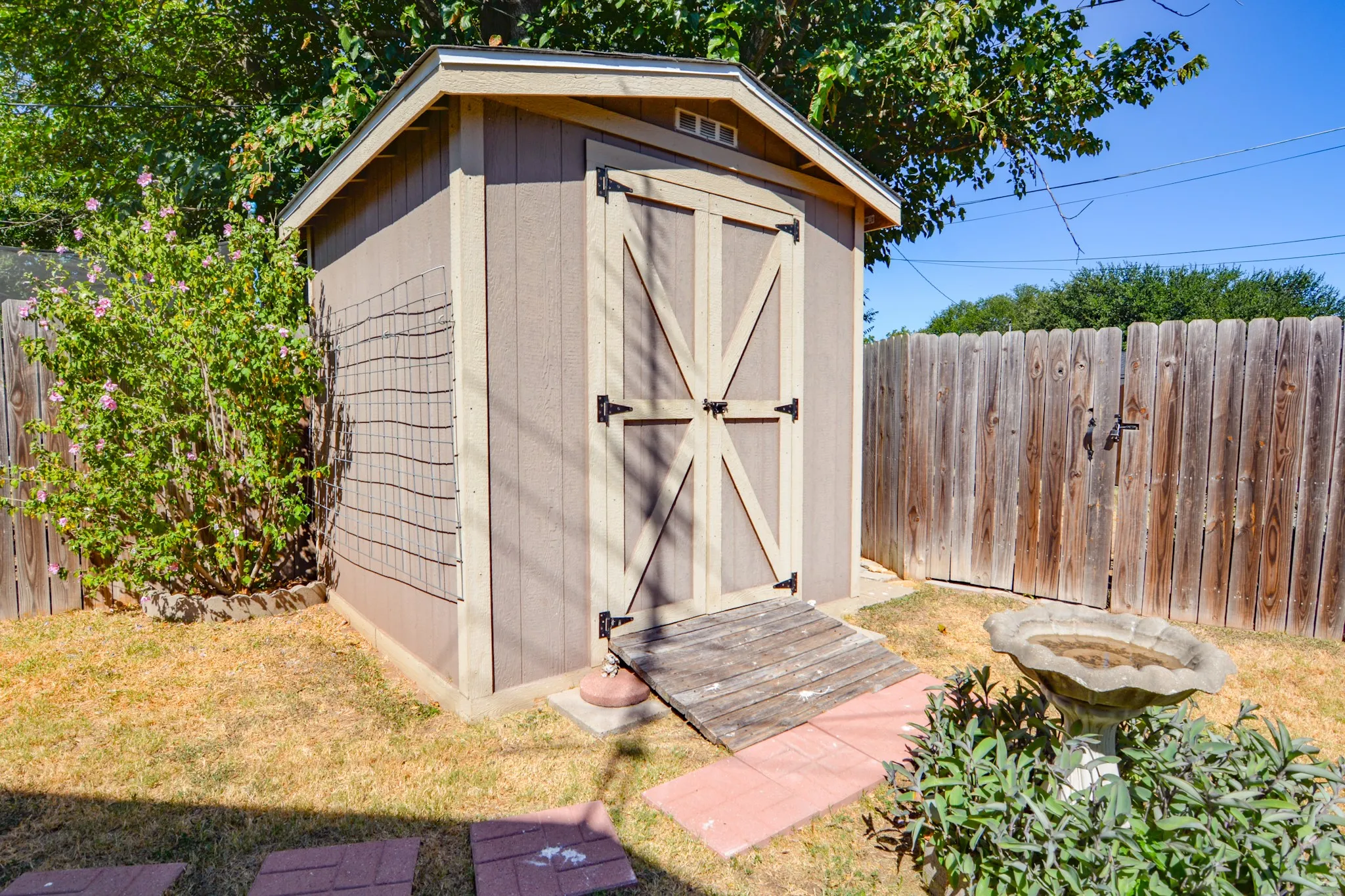 Single Family Residence For Sale in Johnson County , 1207 Lynnwood Drive, Cleburne, Texas 76033, 3 Bedroom, 2 Bathroom, 2 Garage spaces, 1,410 Sqft, built in 1969, mls#21364237, Real Estate Agent in Cleburne, Homes For Sale in Johnson county, Homes For Sale in Cleburne, Realtor in Cleburne Texas, Real Estate Brokerage Independent Realty Texas, Luminita Cordes Realtor