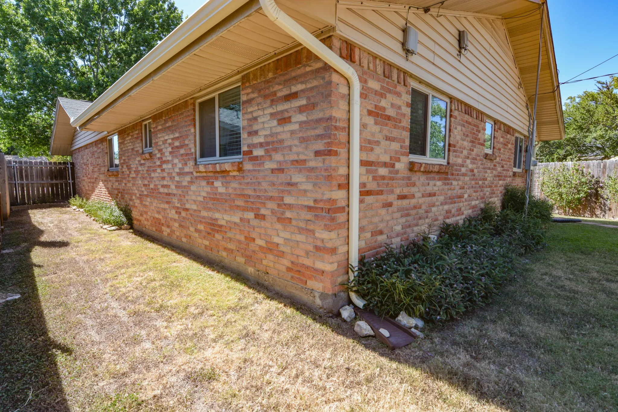 Single Family Residence For Sale in Johnson County , 1207 Lynnwood Drive, Cleburne, Texas 76033, 3 Bedroom, 2 Bathroom, 2 Garage spaces, 1,410 Sqft, built in 1969, mls#21364237, Real Estate Agent in Cleburne, Homes For Sale in Johnson county, Homes For Sale in Cleburne, Realtor in Cleburne Texas, Real Estate Brokerage Independent Realty Texas, Luminita Cordes Realtor