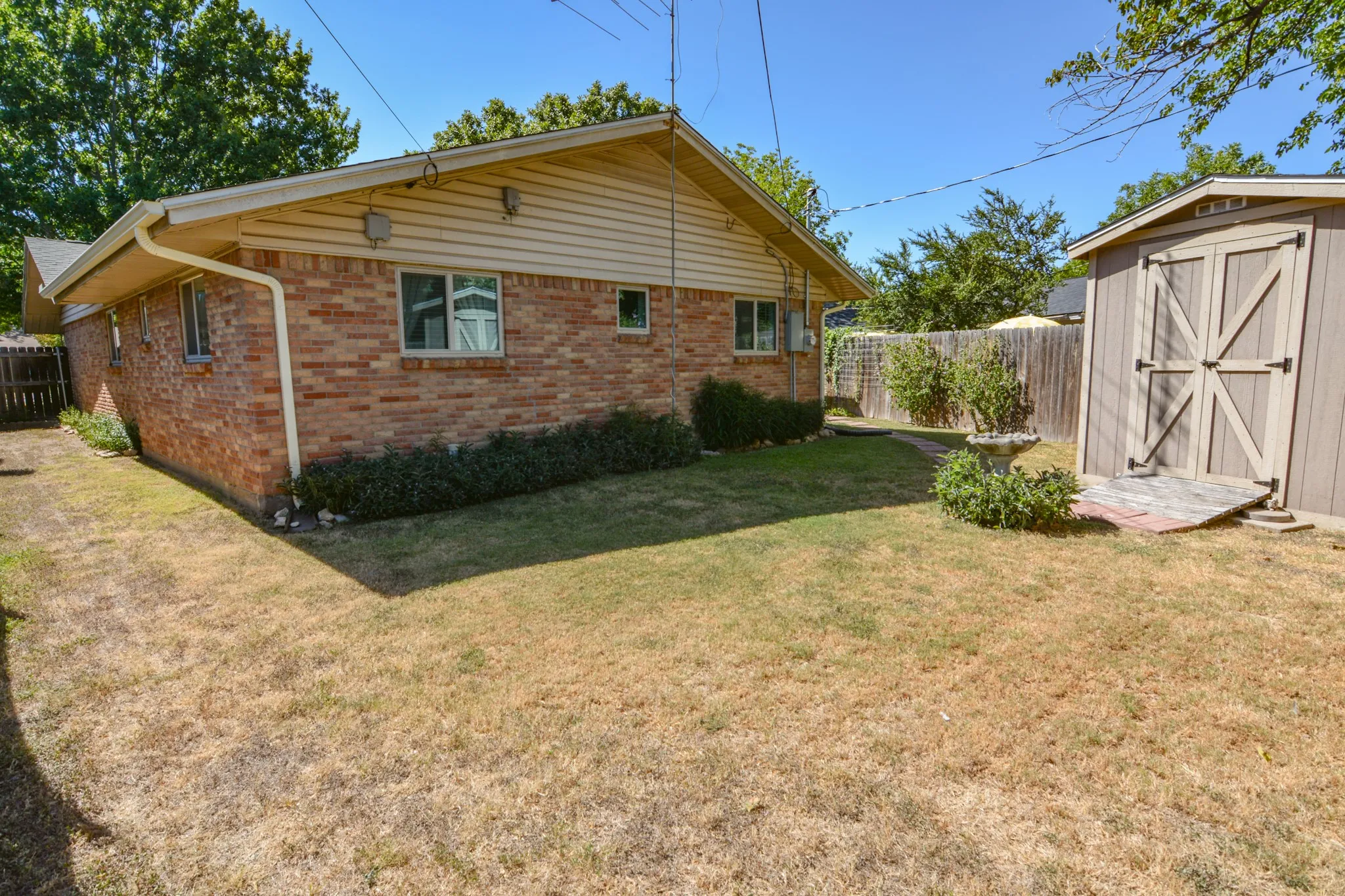 Single Family Residence For Sale in Johnson County , 1207 Lynnwood Drive, Cleburne, Texas 76033, 3 Bedroom, 2 Bathroom, 2 Garage spaces, 1,410 Sqft, built in 1969, mls#21364237, Real Estate Agent in Cleburne, Homes For Sale in Johnson county, Homes For Sale in Cleburne, Realtor in Cleburne Texas, Real Estate Brokerage Independent Realty Texas, Luminita Cordes Realtor