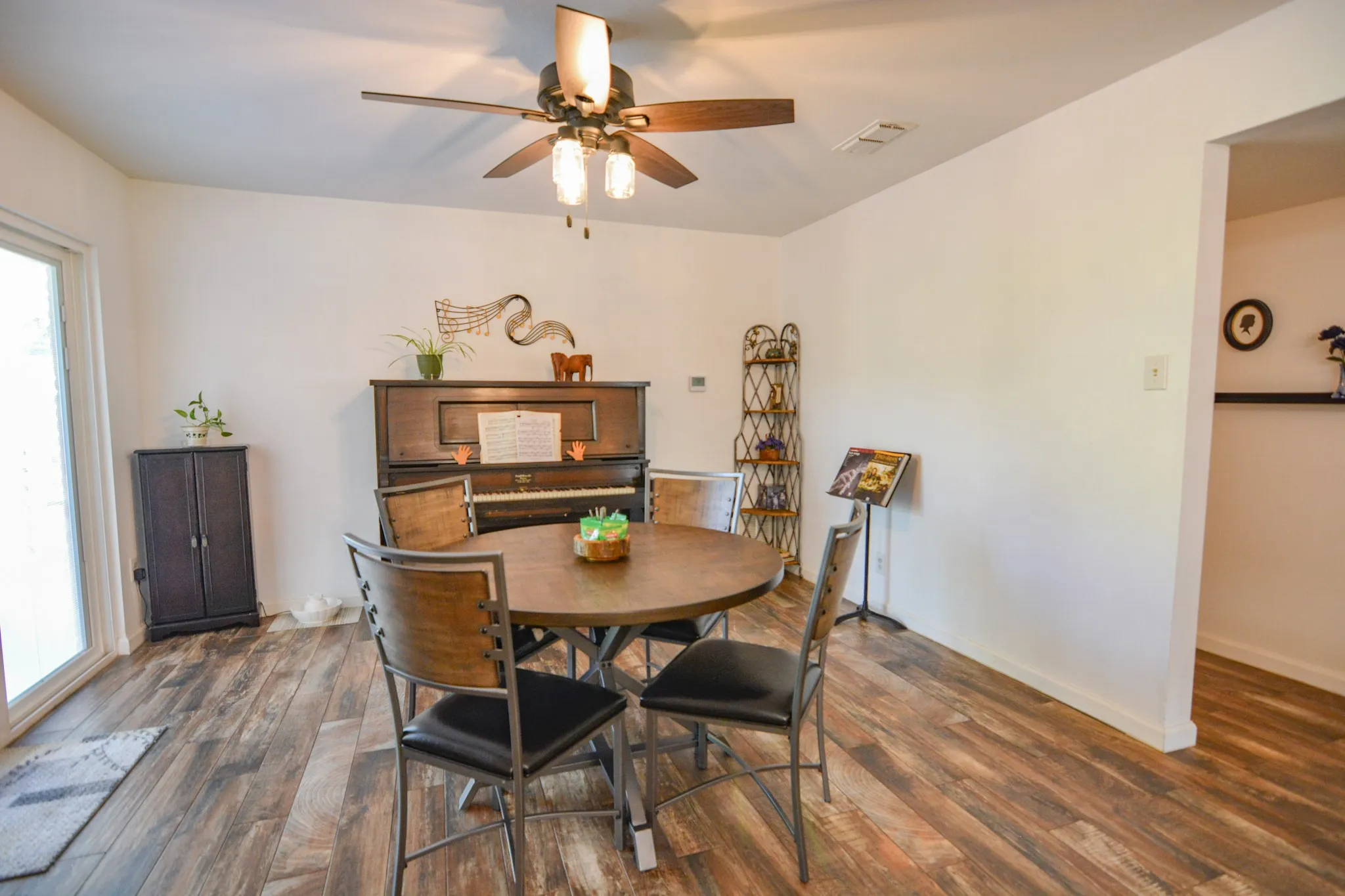 Single Family Residence For Sale in Johnson County , 1207 Lynnwood Drive, Cleburne, Texas 76033, 3 Bedroom, 2 Bathroom, 2 Garage spaces, 1,410 Sqft, built in 1969, mls#21364237, Real Estate Agent in Cleburne, Homes For Sale in Johnson county, Homes For Sale in Cleburne, Realtor in Cleburne Texas, Real Estate Brokerage Independent Realty Texas, Luminita Cordes Realtor