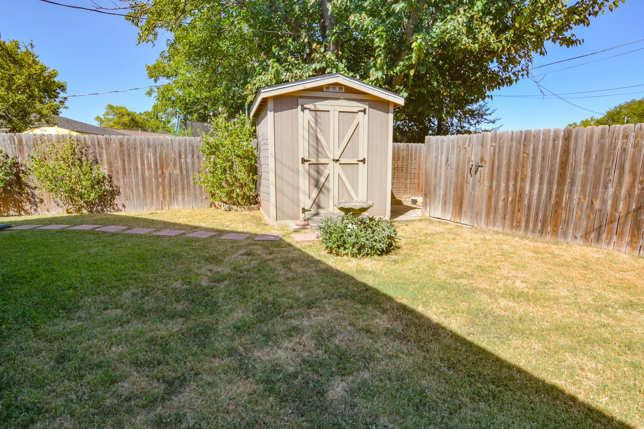 Single Family Residence For Sale in Johnson County , 1207 Lynnwood Drive, Cleburne, Texas 76033, 3 Bedroom, 2 Bathroom, 2 Garage spaces, 1,410 Sqft, built in 1969, mls#21364237, Real Estate Agent in Cleburne, Homes For Sale in Johnson county, Homes For Sale in Cleburne, Realtor in Cleburne Texas, Real Estate Brokerage Independent Realty Texas, Luminita Cordes Realtor