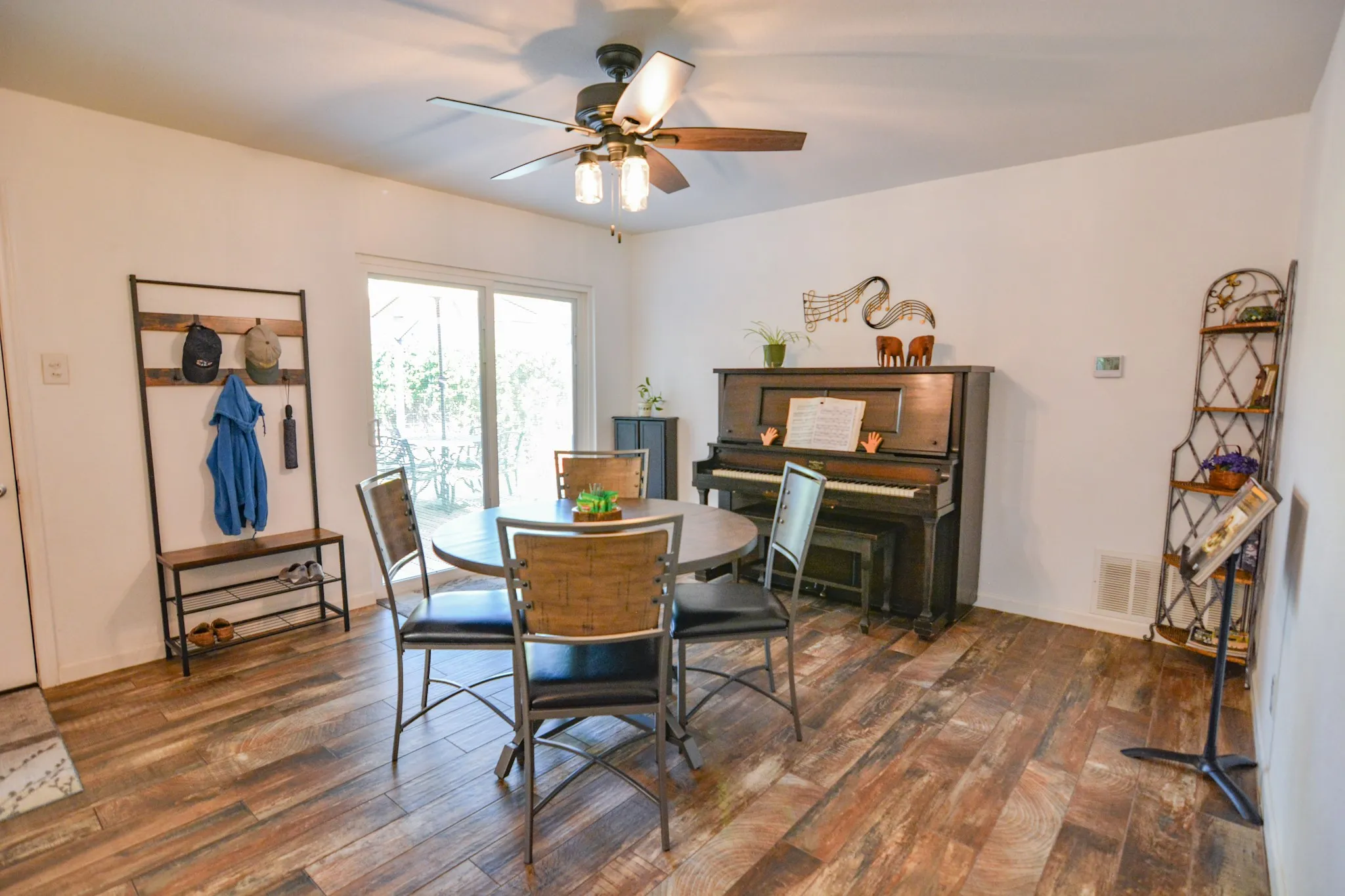 Single Family Residence For Sale in Johnson County , 1207 Lynnwood Drive, Cleburne, Texas 76033, 3 Bedroom, 2 Bathroom, 2 Garage spaces, 1,410 Sqft, built in 1969, mls#21364237, Real Estate Agent in Cleburne, Homes For Sale in Johnson county, Homes For Sale in Cleburne, Realtor in Cleburne Texas, Real Estate Brokerage Independent Realty Texas, Luminita Cordes Realtor