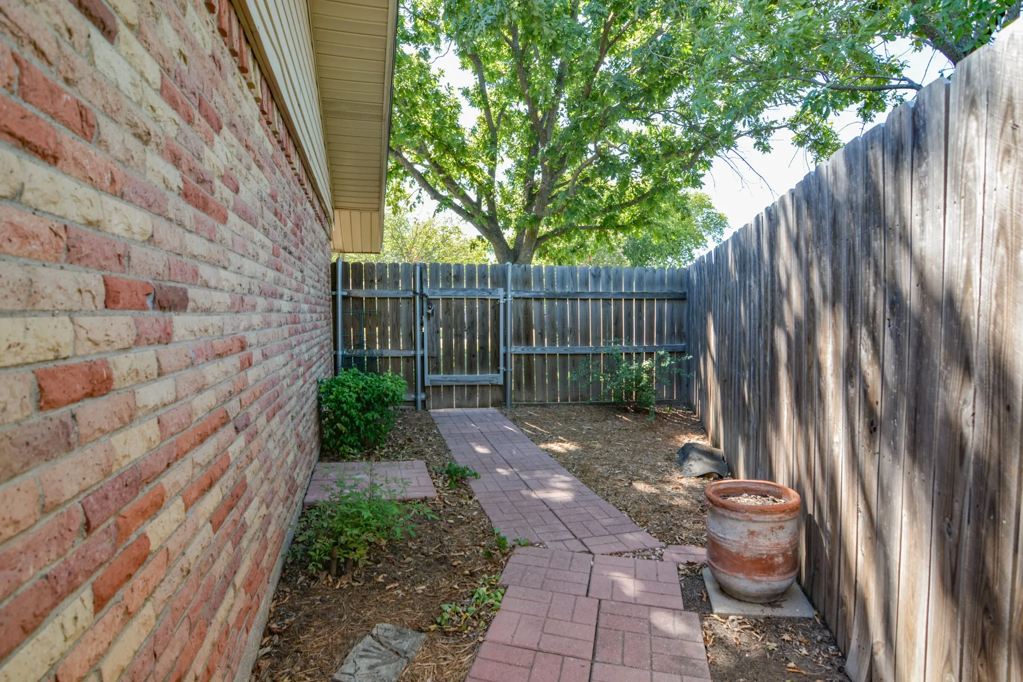 Single Family Residence For Sale in Johnson County , 1207 Lynnwood Drive, Cleburne, Texas 76033, 3 Bedroom, 2 Bathroom, 2 Garage spaces, 1,410 Sqft, built in 1969, mls#21364237, Real Estate Agent in Cleburne, Homes For Sale in Johnson county, Homes For Sale in Cleburne, Realtor in Cleburne Texas, Real Estate Brokerage Independent Realty Texas, Luminita Cordes Realtor