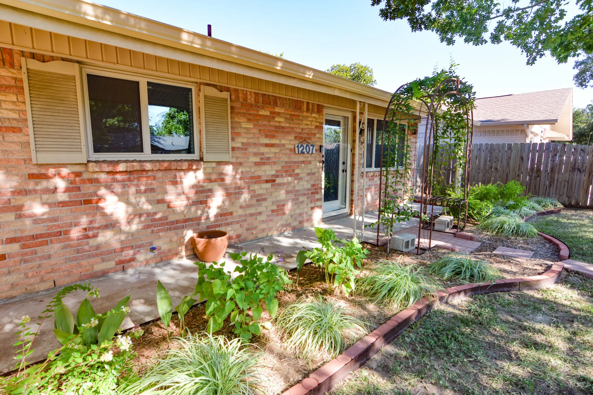 Single Family Residence For Sale in Johnson County , 1207 Lynnwood Drive, Cleburne, Texas 76033, 3 Bedroom, 2 Bathroom, 2 Garage spaces, 1,410 Sqft, built in 1969, mls#21364237, Real Estate Agent in Cleburne, Homes For Sale in Johnson county, Homes For Sale in Cleburne, Realtor in Cleburne Texas, Real Estate Brokerage Independent Realty Texas, Luminita Cordes Realtor