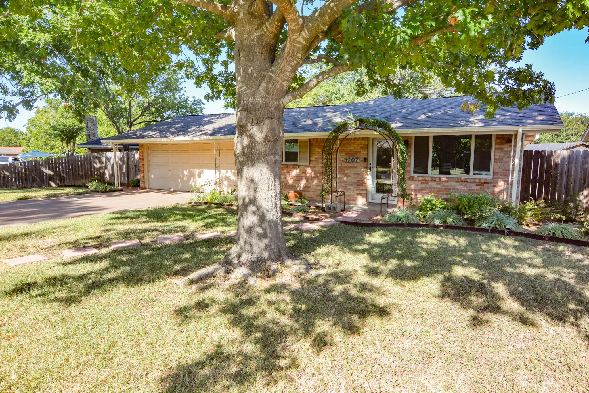 Single Family Residence For Sale in Johnson County , 1207 Lynnwood Drive, Cleburne, Texas 76033, 3 Bedroom, 2 Bathroom, 2 Garage spaces, 1,410 Sqft, built in 1969, mls#21364237, Real Estate Agent in Cleburne, Homes For Sale in Johnson county, Homes For Sale in Cleburne, Realtor in Cleburne Texas, Real Estate Brokerage Independent Realty Texas, Luminita Cordes Realtor