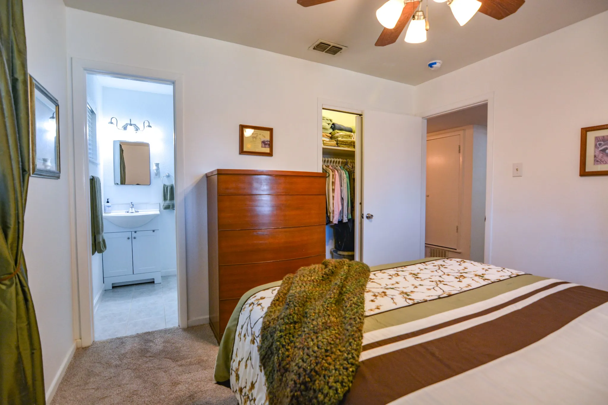 Single Family Residence For Sale in Johnson County , 1207 Lynnwood Drive, Cleburne, Texas 76033, 3 Bedroom, 2 Bathroom, 2 Garage spaces, 1,410 Sqft, built in 1969, mls#21364237, Real Estate Agent in Cleburne, Homes For Sale in Johnson county, Homes For Sale in Cleburne, Realtor in Cleburne Texas, Real Estate Brokerage Independent Realty Texas, Luminita Cordes Realtor