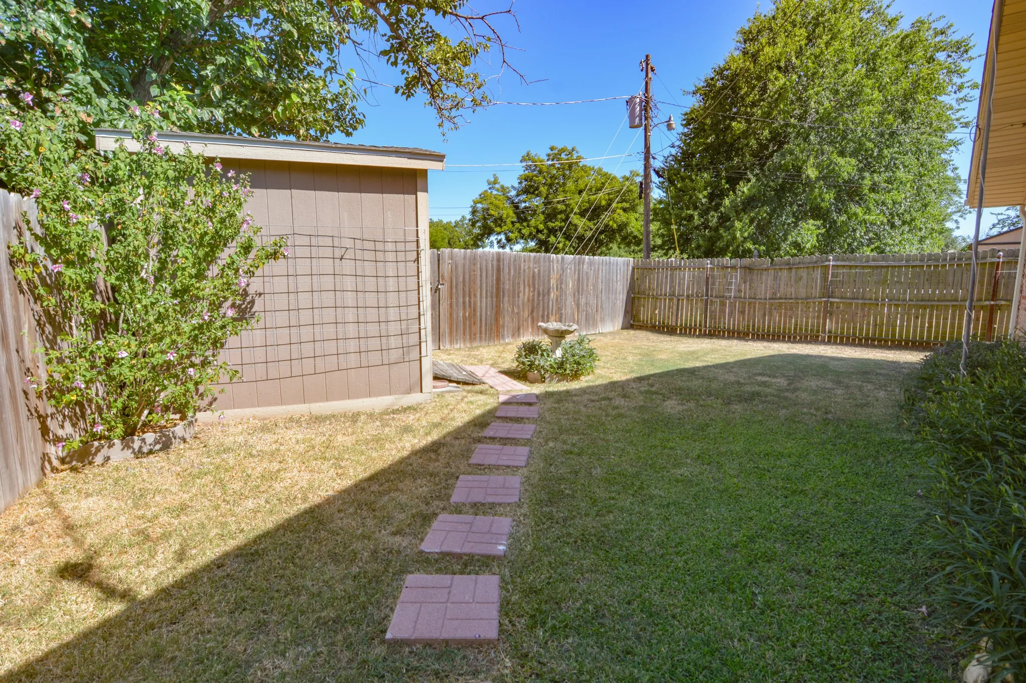Single Family Residence For Sale in Johnson County , 1207 Lynnwood Drive, Cleburne, Texas 76033, 3 Bedroom, 2 Bathroom, 2 Garage spaces, 1,410 Sqft, built in 1969, mls#21364237, Real Estate Agent in Cleburne, Homes For Sale in Johnson county, Homes For Sale in Cleburne, Realtor in Cleburne Texas, Real Estate Brokerage Independent Realty Texas, Luminita Cordes Realtor