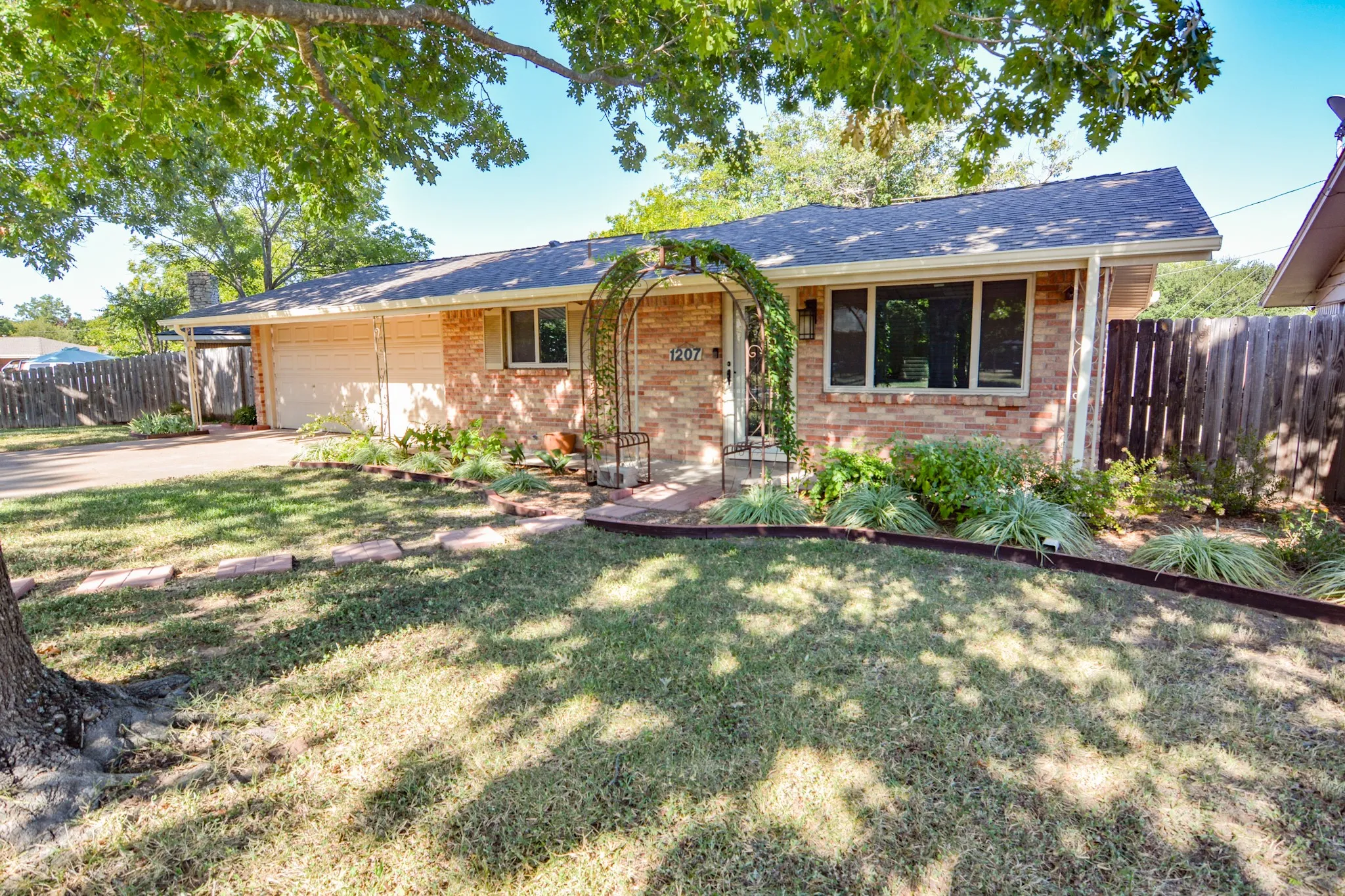 Single Family Residence For Sale in Johnson County , 1207 Lynnwood Drive, Cleburne, Texas 76033, 3 Bedroom, 2 Bathroom, 2 Garage spaces, 1,410 Sqft, built in 1969, mls#21364237, Real Estate Agent in Cleburne, Homes For Sale in Johnson county, Homes For Sale in Cleburne, Realtor in Cleburne Texas, Real Estate Brokerage Independent Realty Texas, Luminita Cordes Realtor