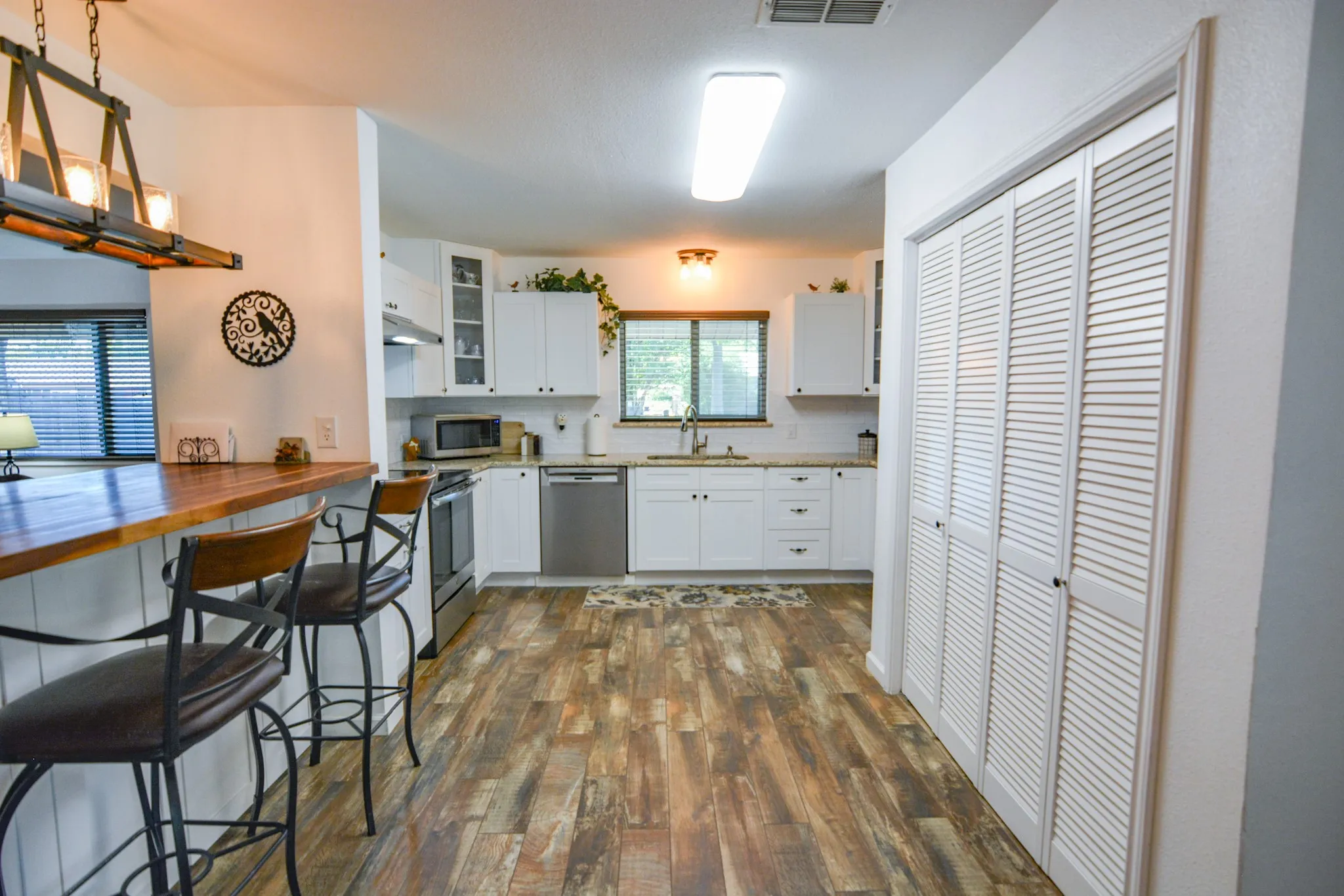 Single Family Residence For Sale in Johnson County , 1207 Lynnwood Drive, Cleburne, Texas 76033, 3 Bedroom, 2 Bathroom, 2 Garage spaces, 1,410 Sqft, built in 1969, mls#21364237, Real Estate Agent in Cleburne, Homes For Sale in Johnson county, Homes For Sale in Cleburne, Realtor in Cleburne Texas, Real Estate Brokerage Independent Realty Texas, Luminita Cordes Realtor