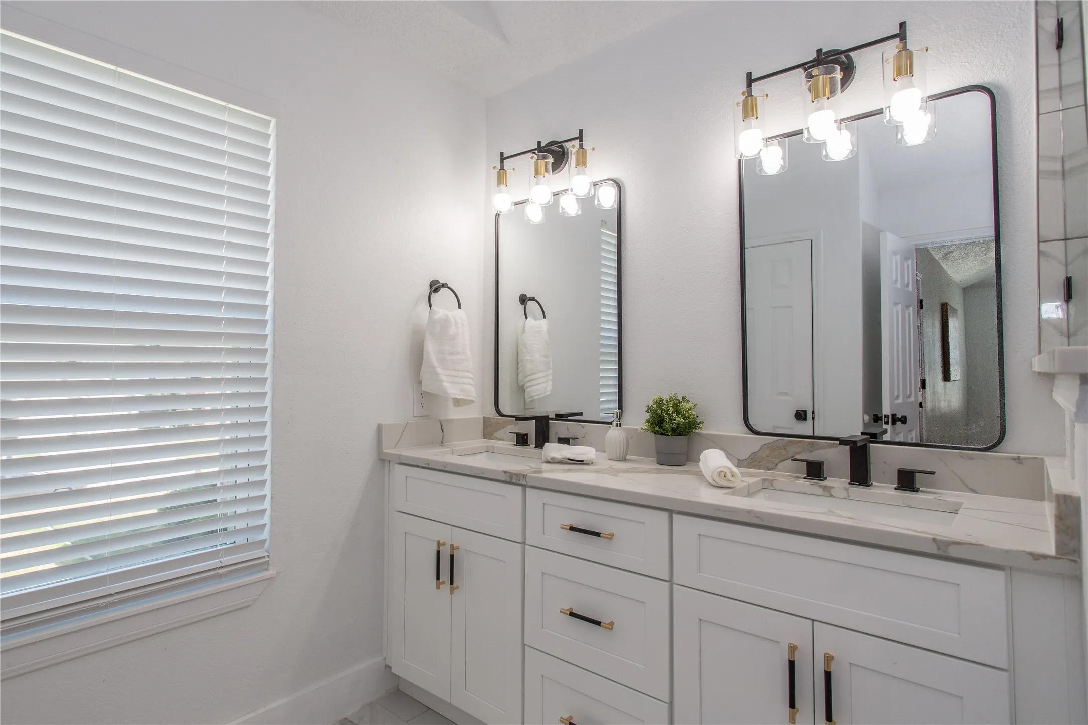 Single Family Residence For Sale in Tarrant County , 1704 Brookarbor Court, Arlington, Texas 76018, 4 Bedroom, 3 Bathroom, 2 Garage spaces, 1,977 Sqft, built in 1996, mls#21359124, Real Estate Agent in Arlington, Homes For Sale in Tarrant county, Homes For Sale in Arlington, Realtor in Arlington Texas, Real Estate Brokerage Independent Realty Texas, Luminita Cordes Realtor