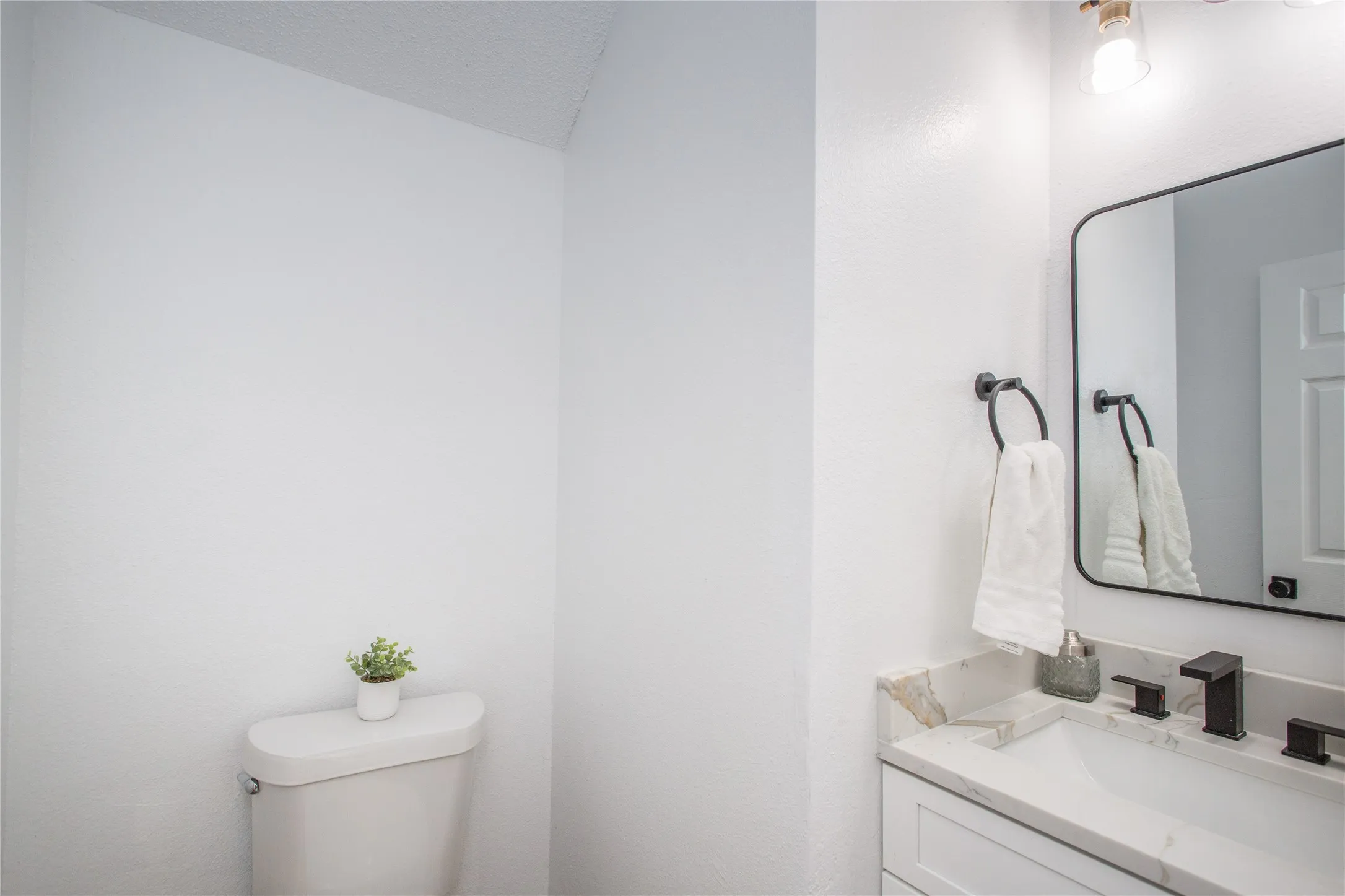 Single Family Residence For Sale in Tarrant County , 1704 Brookarbor Court, Arlington, Texas 76018, 4 Bedroom, 3 Bathroom, 2 Garage spaces, 1,977 Sqft, built in 1996, mls#21359124, Real Estate Agent in Arlington, Homes For Sale in Tarrant county, Homes For Sale in Arlington, Realtor in Arlington Texas, Real Estate Brokerage Independent Realty Texas, Luminita Cordes Realtor