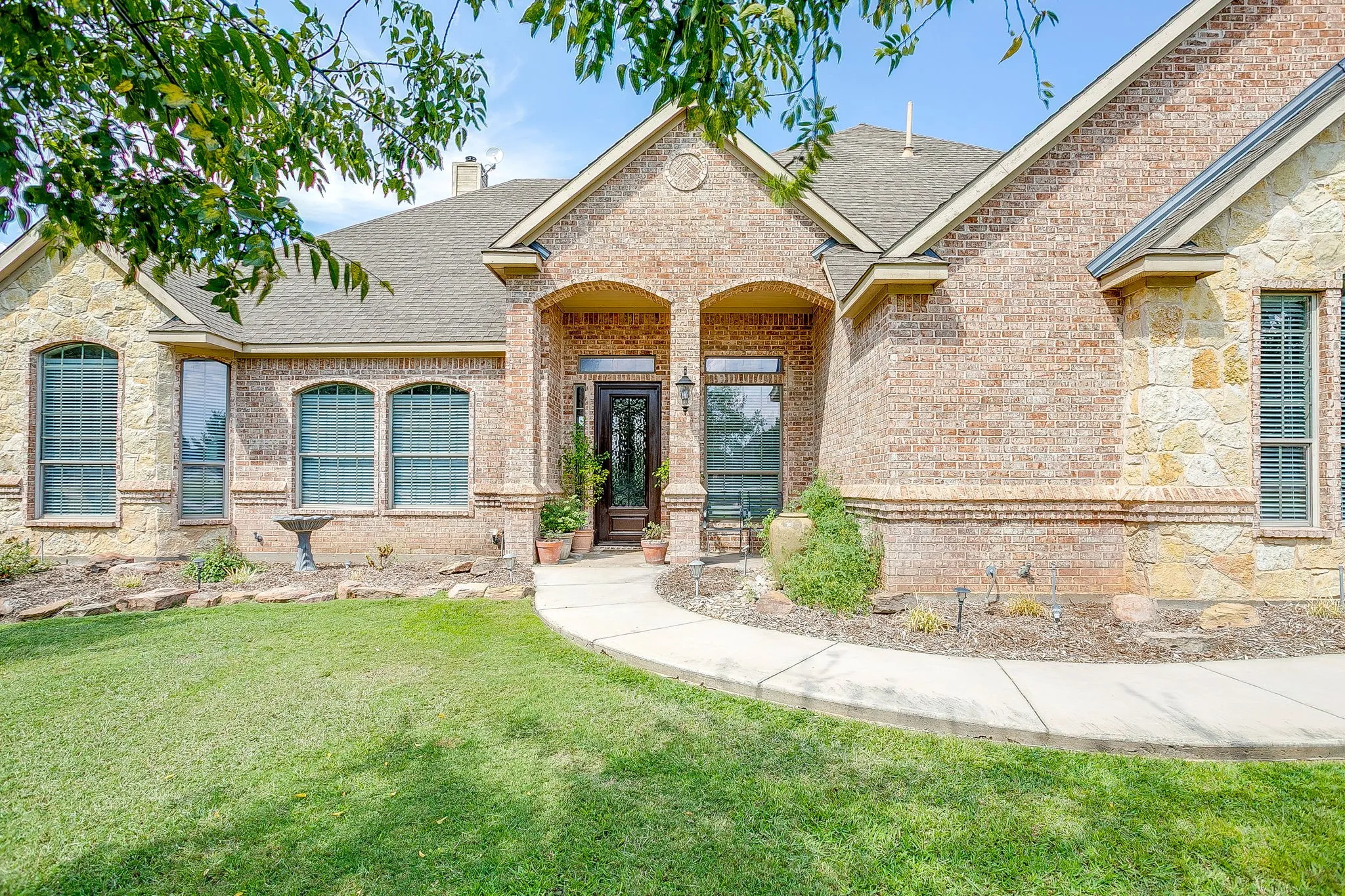 Single Family Residence For Sale in Tarrant County , 13041 Stacey Valley Drive, Azle, Texas 76020, 4 Bedroom, 3 Bathroom, 3 Garage spaces, 2,778 Sqft, built in 2006, mls#21360141, Real Estate Agent in Azle, Homes For Sale in Tarrant county, Homes For Sale in Azle, Realtor in Azle Texas, Real Estate Brokerage Independent Realty Texas, Luminita Cordes Realtor