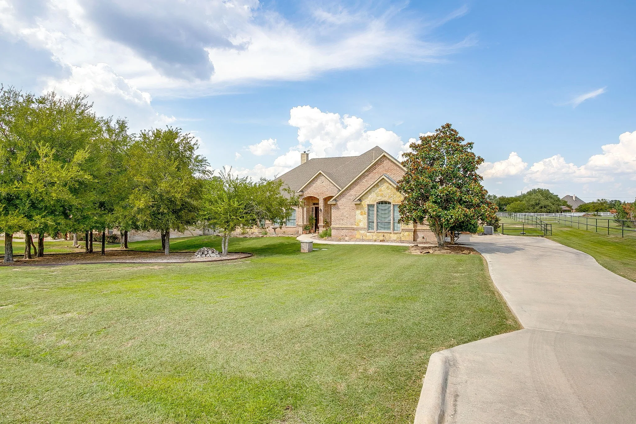 Single Family Residence For Sale in Tarrant County , 13041 Stacey Valley Drive, Azle, Texas 76020, 4 Bedroom, 3 Bathroom, 3 Garage spaces, 2,778 Sqft, built in 2006, mls#21360141, Real Estate Agent in Azle, Homes For Sale in Tarrant county, Homes For Sale in Azle, Realtor in Azle Texas, Real Estate Brokerage Independent Realty Texas, Luminita Cordes Realtor