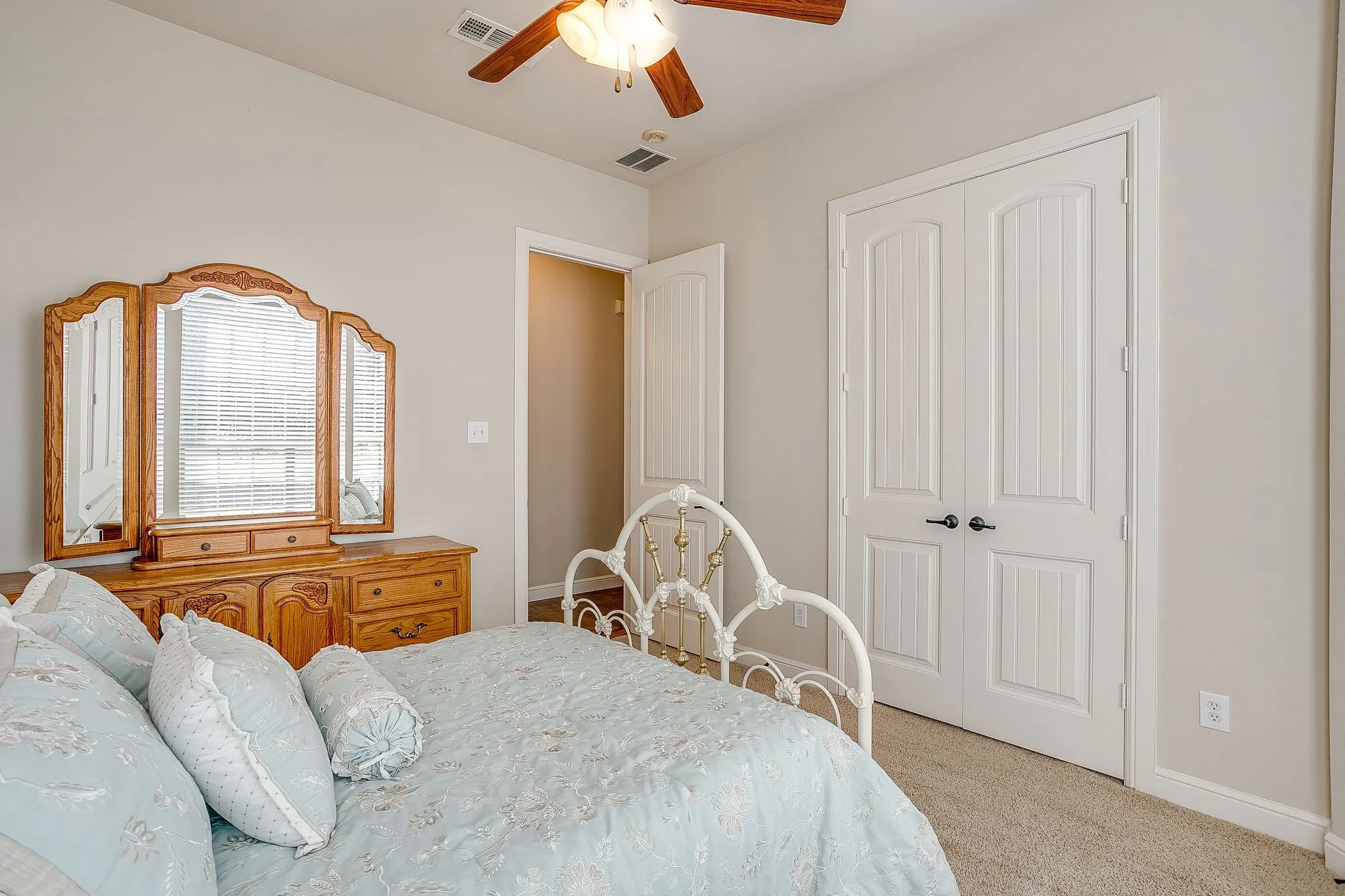 Single Family Residence For Sale in Tarrant County , 13041 Stacey Valley Drive, Azle, Texas 76020, 4 Bedroom, 3 Bathroom, 3 Garage spaces, 2,778 Sqft, built in 2006, mls#21360141, Real Estate Agent in Azle, Homes For Sale in Tarrant county, Homes For Sale in Azle, Realtor in Azle Texas, Real Estate Brokerage Independent Realty Texas, Luminita Cordes Realtor