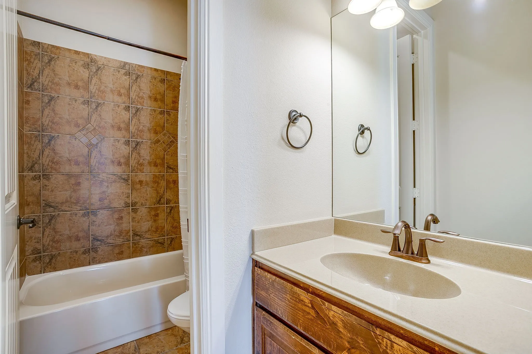 Single Family Residence For Sale in Tarrant County , 13041 Stacey Valley Drive, Azle, Texas 76020, 4 Bedroom, 3 Bathroom, 3 Garage spaces, 2,778 Sqft, built in 2006, mls#21360141, Real Estate Agent in Azle, Homes For Sale in Tarrant county, Homes For Sale in Azle, Realtor in Azle Texas, Real Estate Brokerage Independent Realty Texas, Luminita Cordes Realtor