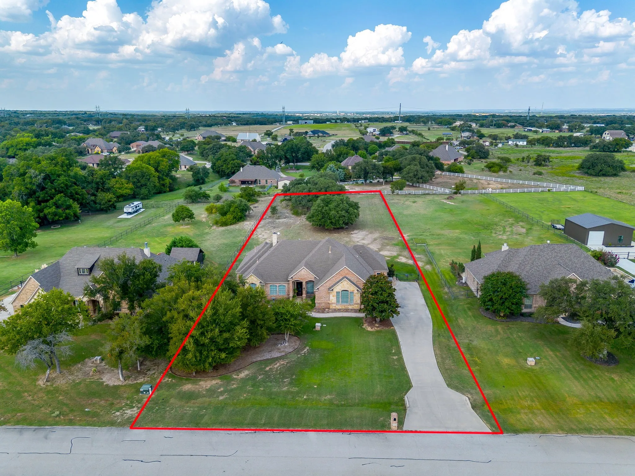 Single Family Residence For Sale in Tarrant County , 13041 Stacey Valley Drive, Azle, Texas 76020, 4 Bedroom, 3 Bathroom, 3 Garage spaces, 2,778 Sqft, built in 2006, mls#21360141, Real Estate Agent in Azle, Homes For Sale in Tarrant county, Homes For Sale in Azle, Realtor in Azle Texas, Real Estate Brokerage Independent Realty Texas, Luminita Cordes Realtor