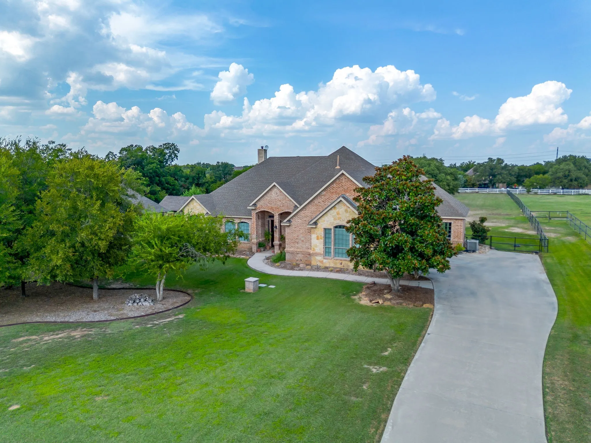 Single Family Residence For Sale in Tarrant County , 13041 Stacey Valley Drive, Azle, Texas 76020, 4 Bedroom, 3 Bathroom, 3 Garage spaces, 2,778 Sqft, built in 2006, mls#21360141, Real Estate Agent in Azle, Homes For Sale in Tarrant county, Homes For Sale in Azle, Realtor in Azle Texas, Real Estate Brokerage Independent Realty Texas, Luminita Cordes Realtor