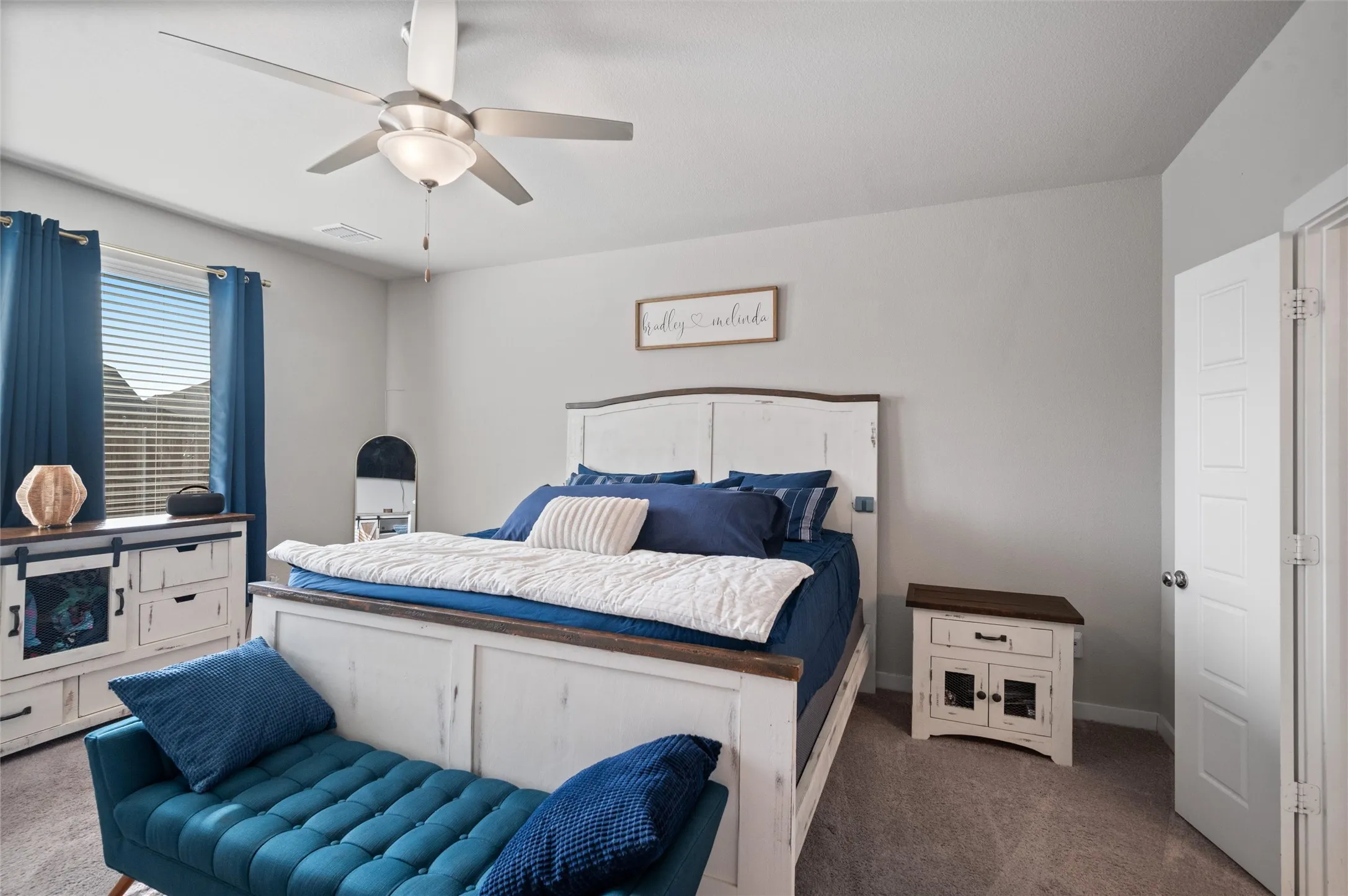 Spacious room with a ceiling fan