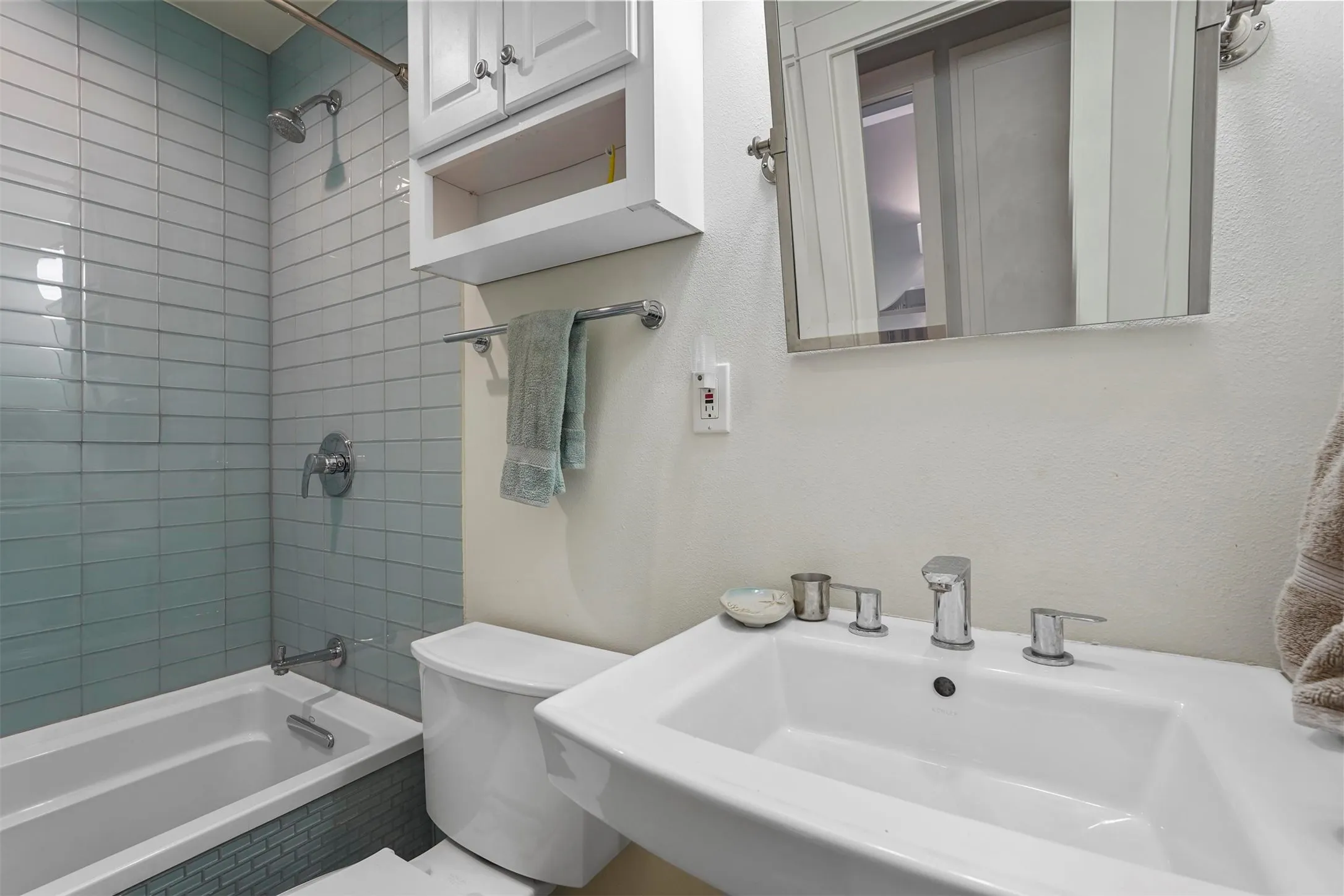 Single Family Residence For Rent in Dallas County , 4319 Cabell Drive, Dallas, Texas 75204, 3 Bedroom, 3 Bathroom, 2 Garage spaces, 1,744 Sqft, built in 1998, Price $3,900, mls#21361856, Real Estate Agent in Dallas, Homes For Rent in Dallas county, Homes For Rent in Dallas, Realtor in Dallas Texas, Real Estate Brokerage Independent Realty Texas, Luminita Cordes Realtor