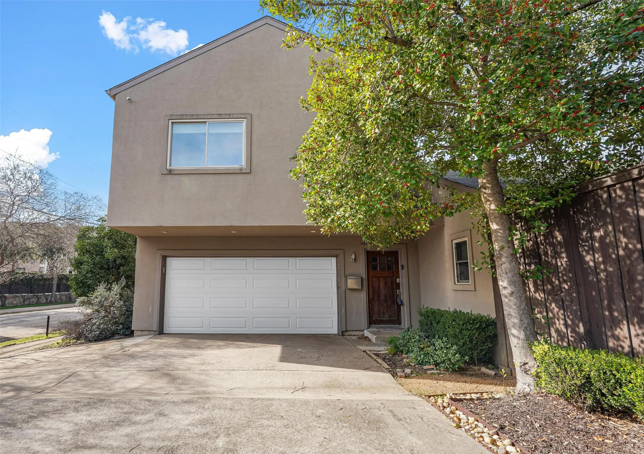 Single Family Residence For Rent in Dallas County , 4319 Cabell Drive, Dallas, Texas 75204, 3 Bedroom, 3 Bathroom, 2 Garage spaces, 1,744 Sqft, built in 1998, Price $3,900, mls#21361856, Real Estate Agent in Dallas, Homes For Rent in Dallas county, Homes For Rent in Dallas, Realtor in Dallas Texas, Real Estate Brokerage Independent Realty Texas, Luminita Cordes Realtor