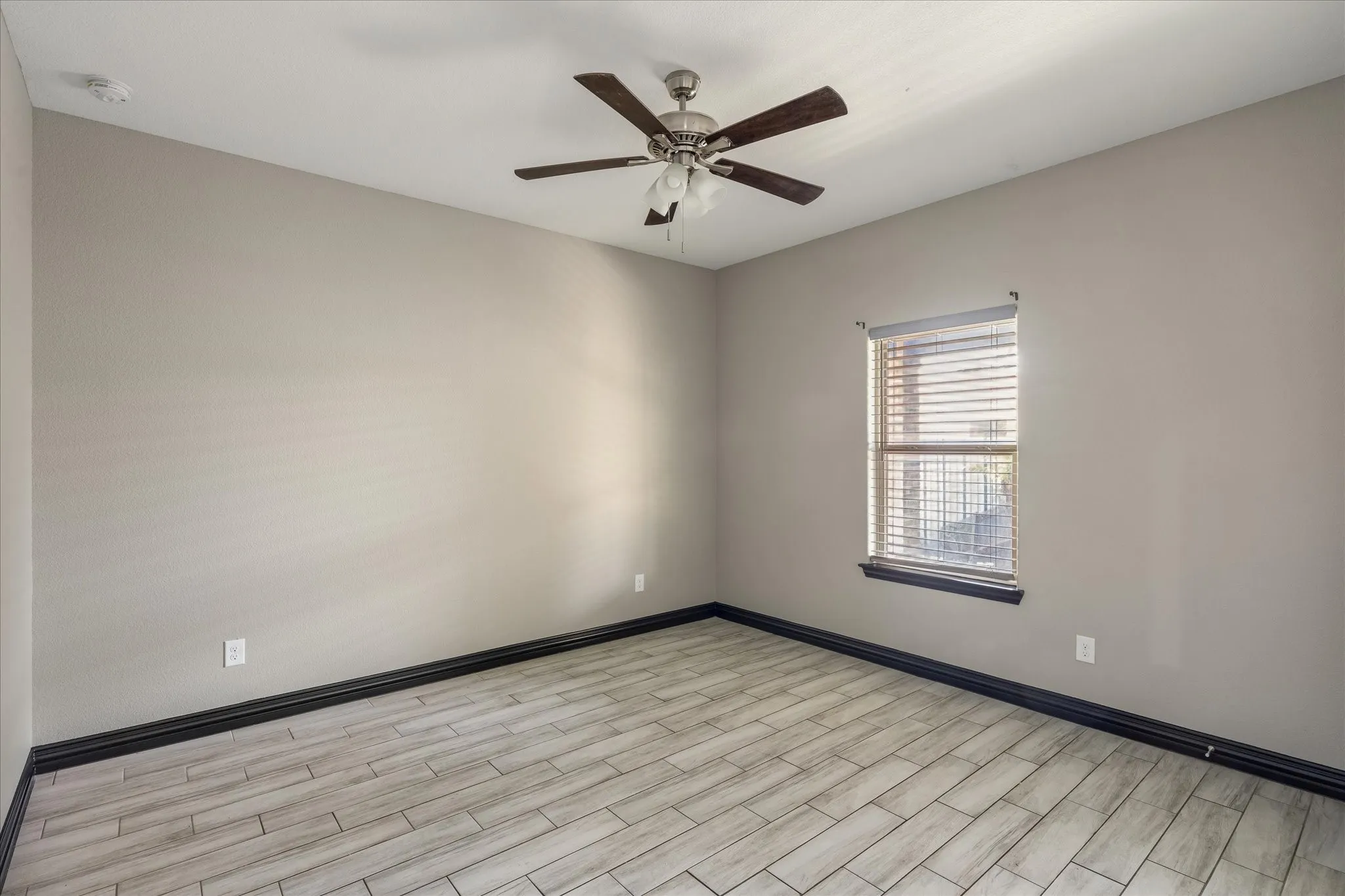 Single Family Residence For Sale in Tarrant County , 1533 Cairn Circle, Fort Worth, Texas 76134, 4 Bedroom, 2 Bathroom, Garage spaces, 2,238 Sqft, built in 2019, mls#21362419, Real Estate Agent in Fort Worth, Homes For Sale in Tarrant county, Homes For Sale in Fort Worth, Realtor in Fort Worth Texas, Real Estate Brokerage Independent Realty Texas, Luminita Cordes Realtor