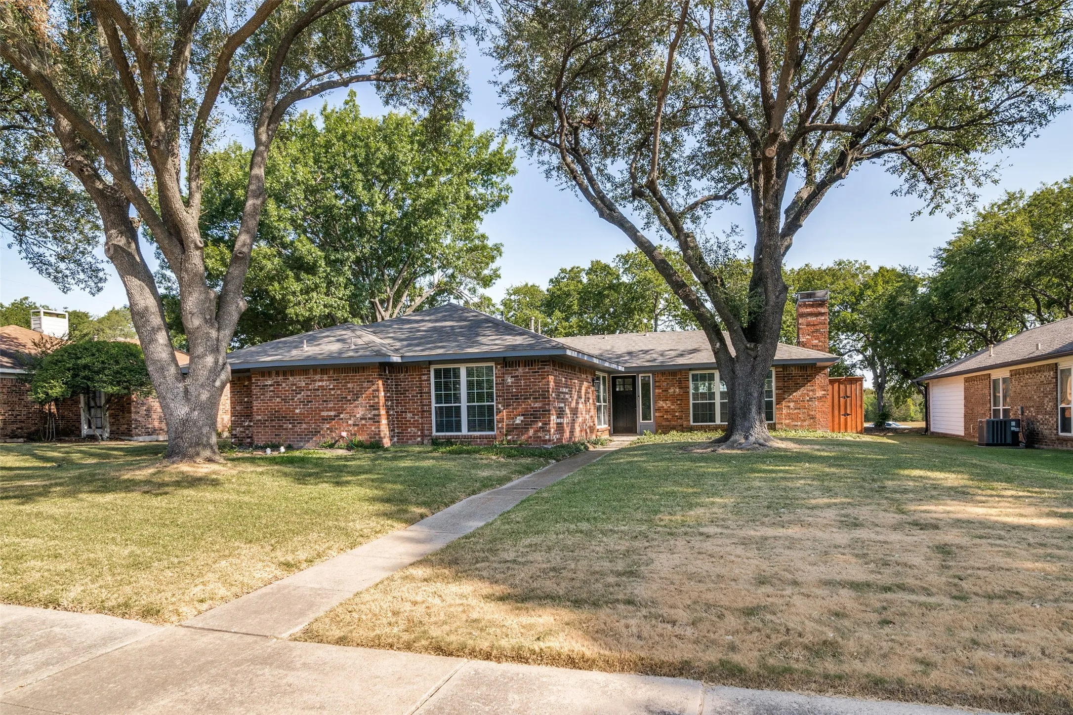 Single Family Residence For Sale in Dallas County , 1609 Barclay Drive, Richardson, Texas 75081, 3 Bedroom, 2 Bathroom, 2 Garage spaces, 1,637 Sqft, built in 1978, mls#21363806, Real Estate Agent in Richardson, Homes For Sale in Dallas county, Homes For Sale in Richardson, Realtor in Richardson Texas, Real Estate Brokerage Independent Realty Texas, Luminita Cordes Realtor