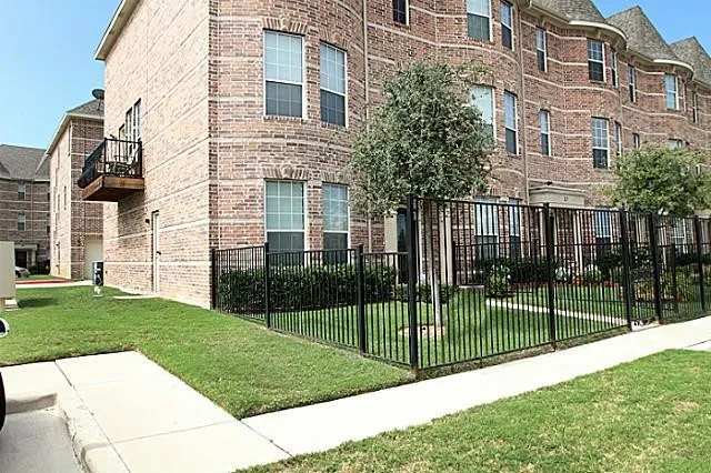 Relaxing view of sidecourtyard with balcony