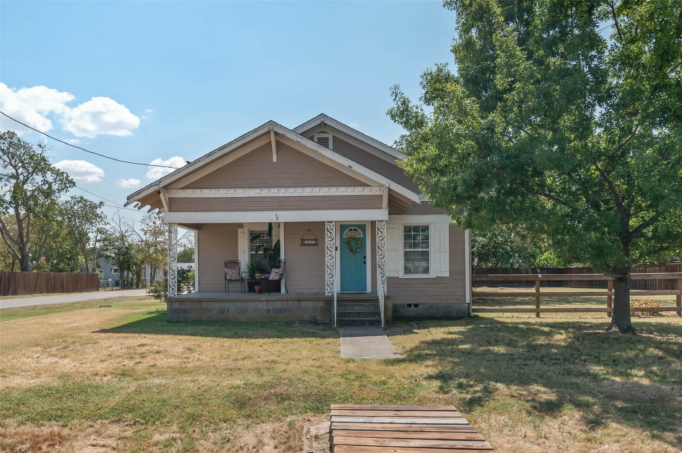 Single Family Residence For Sale in Denton County , 700 Elm Street, Sanger, Texas 76266, 2 Bedroom, 2 Bathroom, 1 Garage spaces, 1,227 Sqft, built in 1943, mls#21364198, Real Estate Agent in Sanger, Homes For Sale in Denton county, Homes For Sale in Sanger, Realtor in Sanger Texas, Real Estate Brokerage Independent Realty Texas, Luminita Cordes Realtor