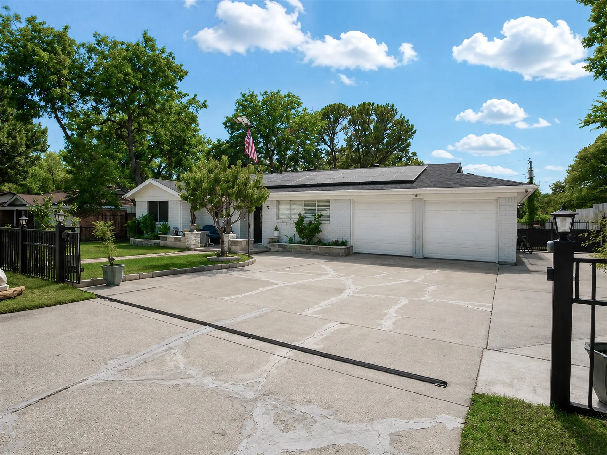 Single Family Residence For Sale in Tarrant County , 500 Oakwood Drive, Euless, Texas 76040, 4 Bedroom, 2 Bathroom, Garage spaces, 2,352 Sqft, built in 1961, mls#21363746, Real Estate Agent in Euless, Homes For Sale in Tarrant county, Homes For Sale in Euless, Realtor in Euless Texas, Real Estate Brokerage Independent Realty Texas, Luminita Cordes Realtor