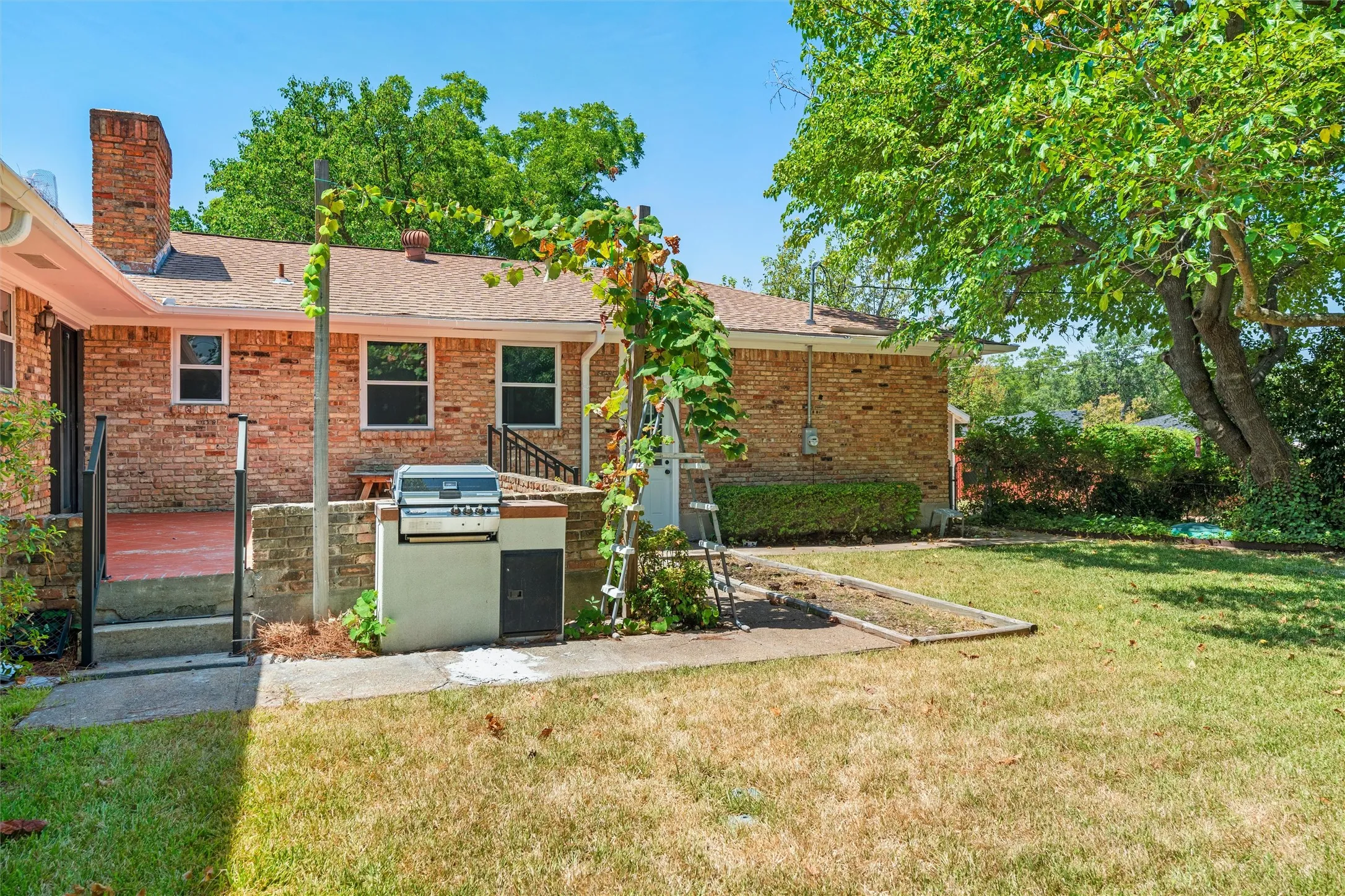 Single Family Residence For Sale in Dallas County , 1601 Dakota Drive, Garland, Texas 75043, 4 Bedroom, 3 Bathroom, 3 Garage spaces, 2,297 Sqft, built in 1968, mls#21363901, Real Estate Agent in Garland, Homes For Sale in Dallas county, Homes For Sale in Garland, Realtor in Garland Texas, Real Estate Brokerage Independent Realty Texas, Luminita Cordes Realtor