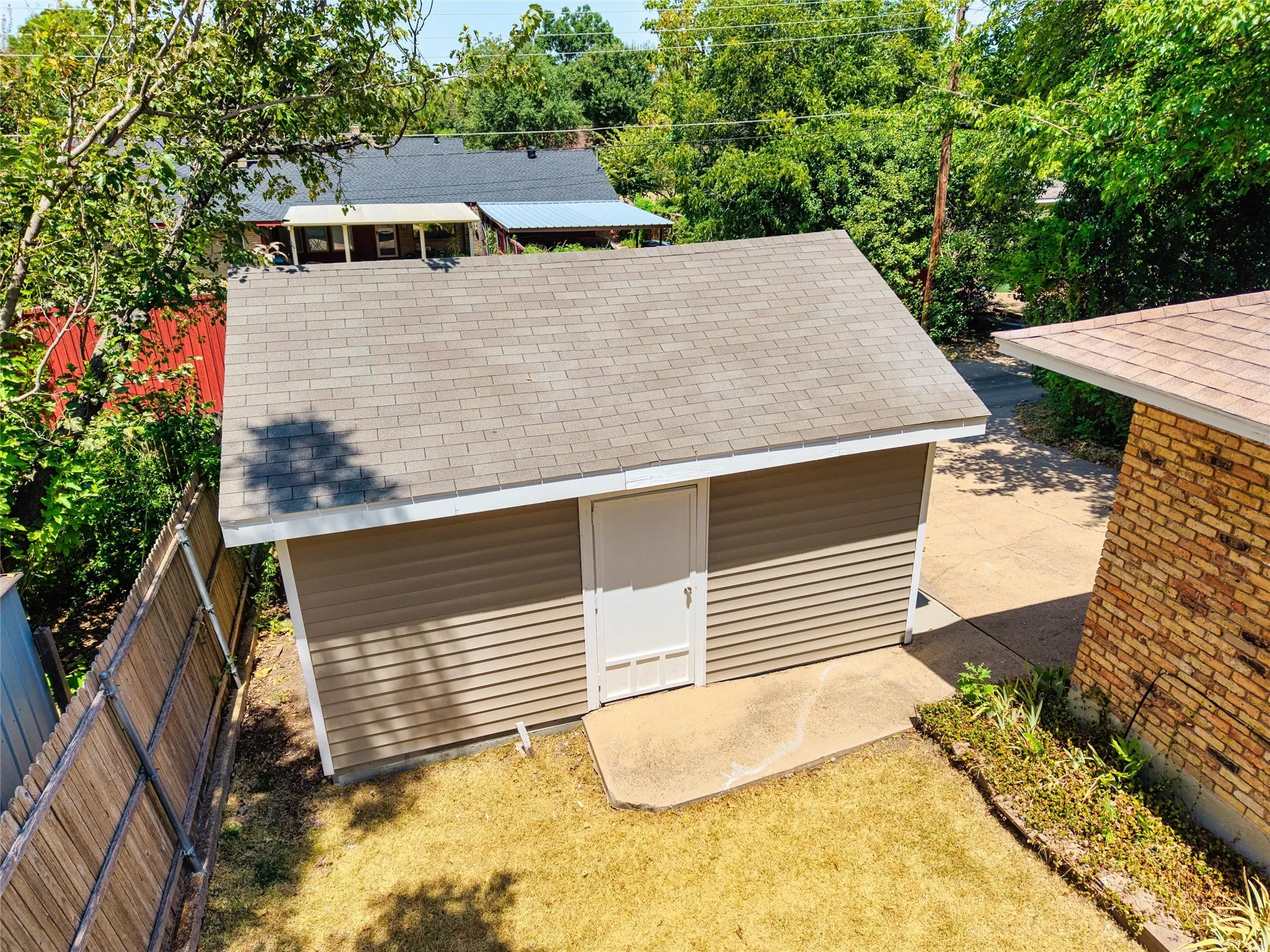 Detached 270 sqft extra garage bay!