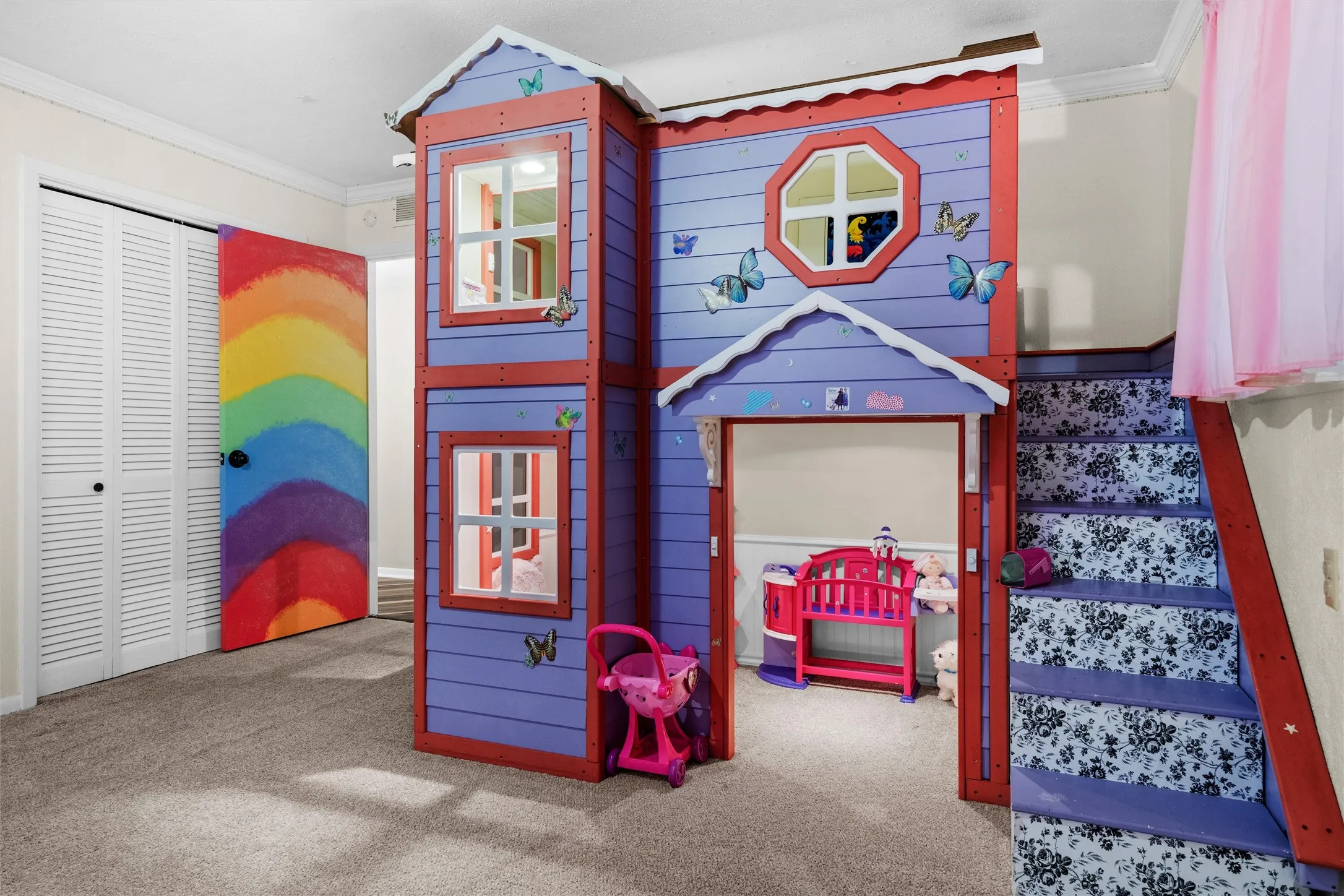 Kids bedroom with built in play house, can be removed if needed