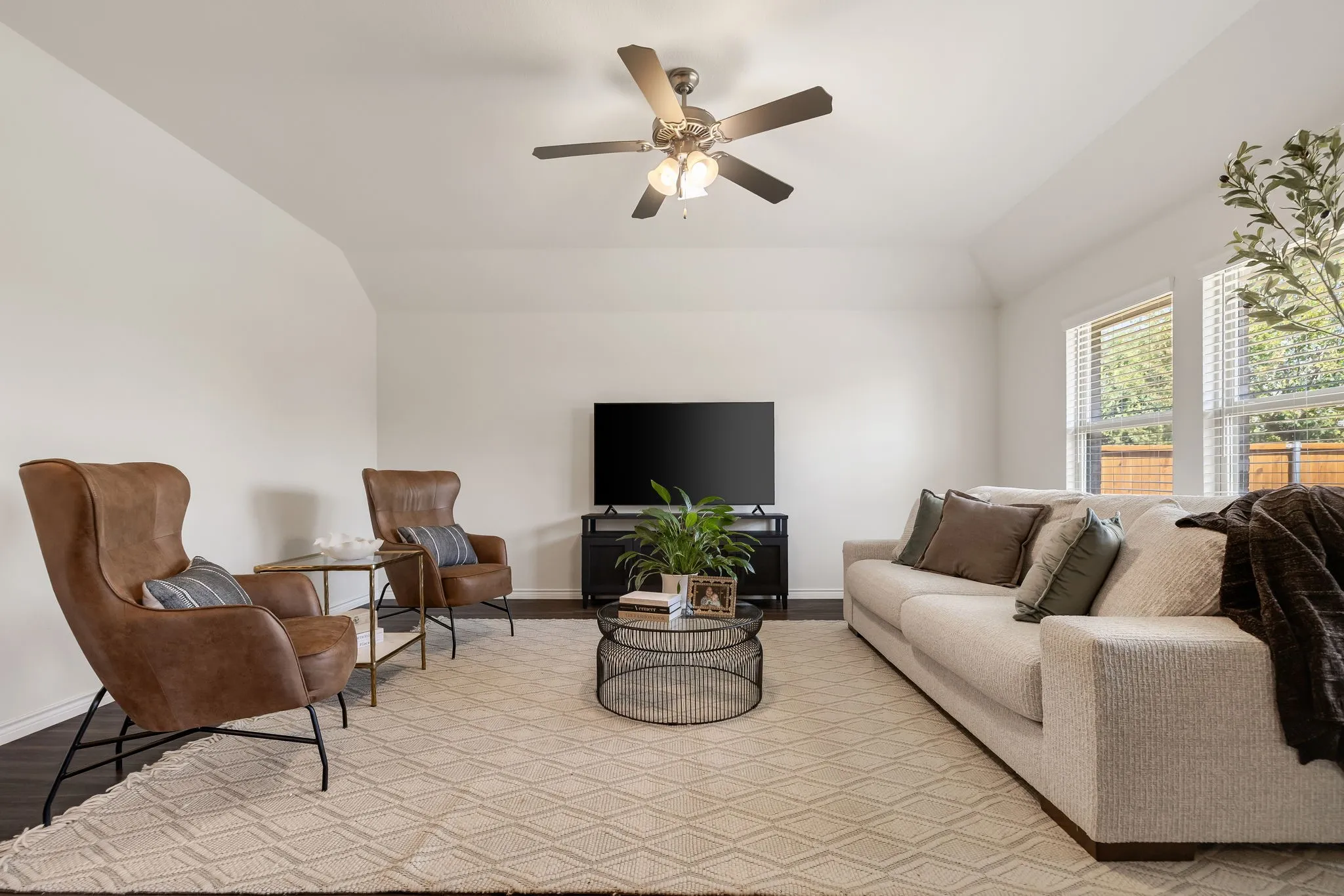 Single Family Residence For Sale in Collin County , 1024 Berry Street, Celina, Texas 75009, 3 Bedroom, 2 Bathroom, 2 Garage spaces, 2,187 Sqft, built in 2019, mls#21361809, Real Estate Agent in Celina, Homes For Sale in Collin county, Homes For Sale in Celina, Realtor in Celina Texas, Real Estate Brokerage Independent Realty Texas, Luminita Cordes Realtor
