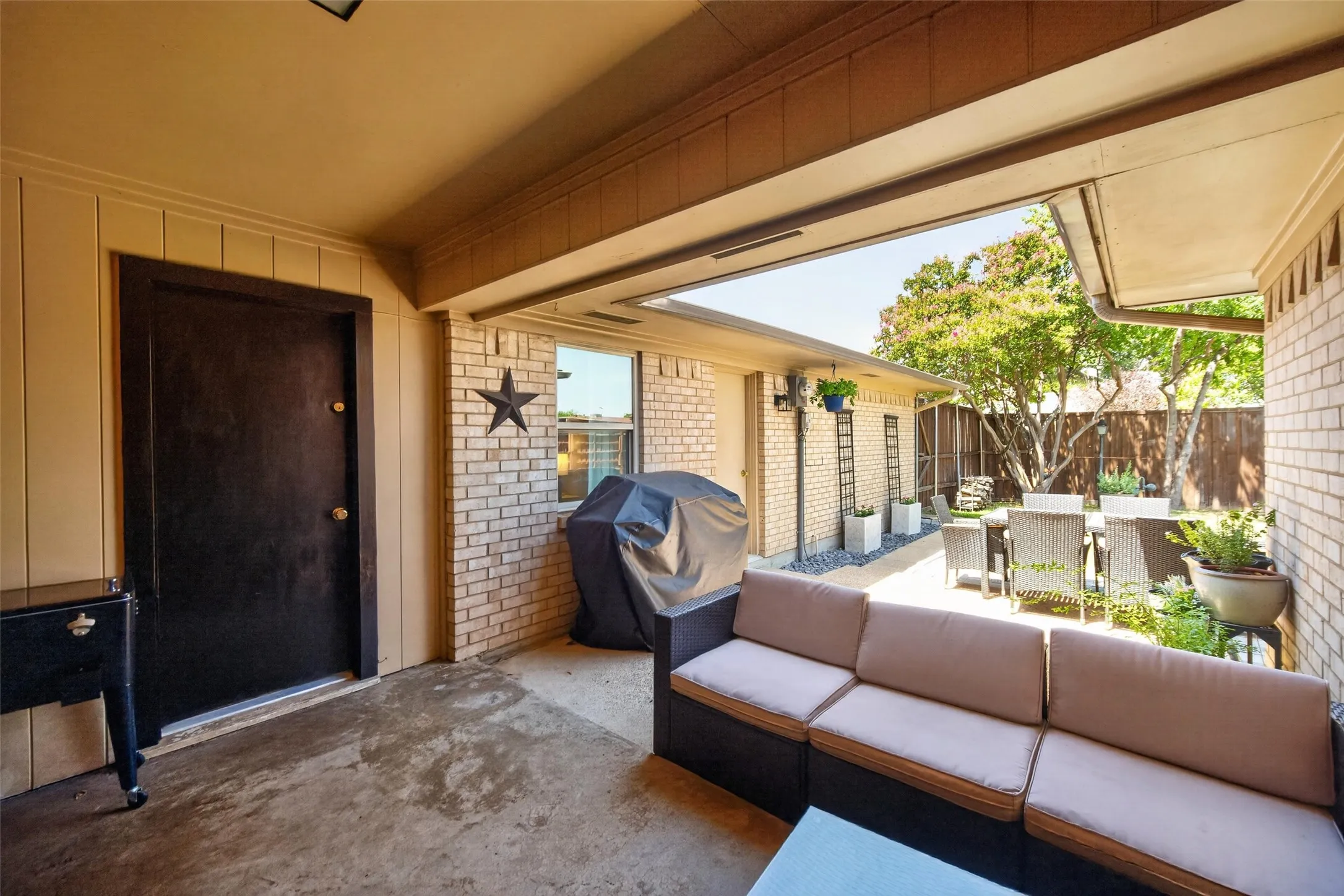 Covered patio with concrete flooring