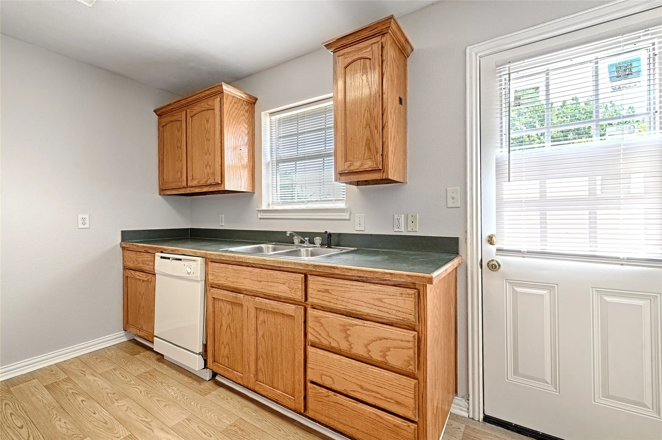 Single Family Residence For Sale in Hunt County , 5003 Canton Street, Greenville, Texas 75402, 3 Bedroom, 2 Bathroom, 2 Garage spaces, 1,343 Sqft, built in 1999, mls#21362660, Real Estate Agent in Greenville, Homes For Sale in Hunt county, Homes For Sale in Greenville, Realtor in Greenville Texas, Real Estate Brokerage Independent Realty Texas, Luminita Cordes Realtor
