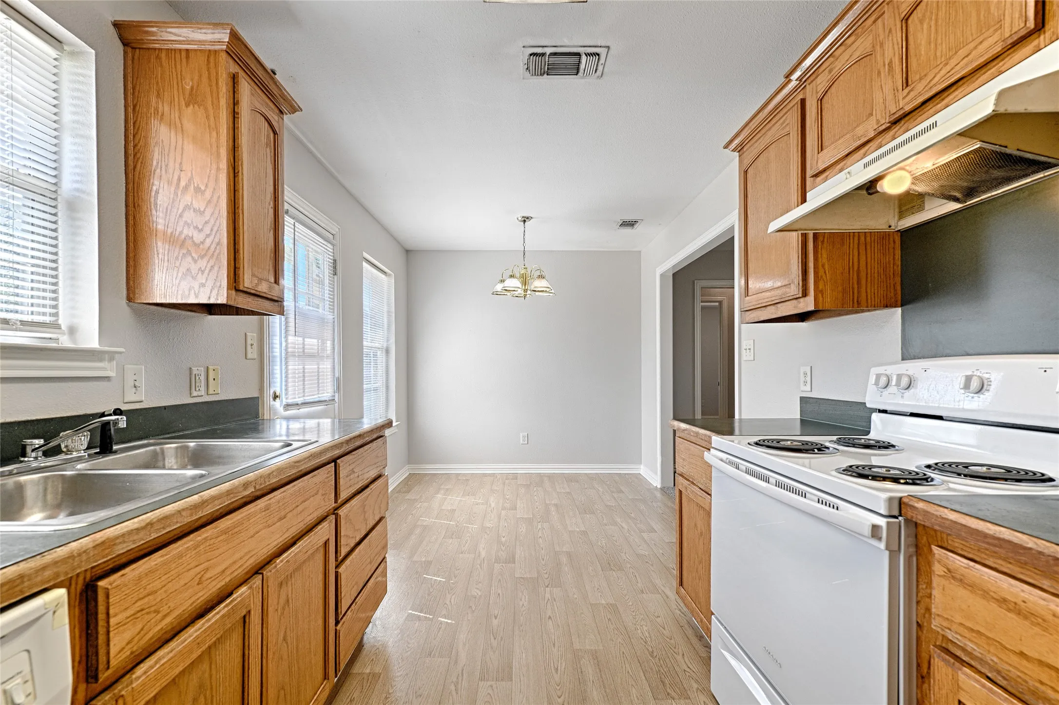 Single Family Residence For Sale in Hunt County , 5003 Canton Street, Greenville, Texas 75402, 3 Bedroom, 2 Bathroom, 2 Garage spaces, 1,343 Sqft, built in 1999, mls#21362660, Real Estate Agent in Greenville, Homes For Sale in Hunt county, Homes For Sale in Greenville, Realtor in Greenville Texas, Real Estate Brokerage Independent Realty Texas, Luminita Cordes Realtor