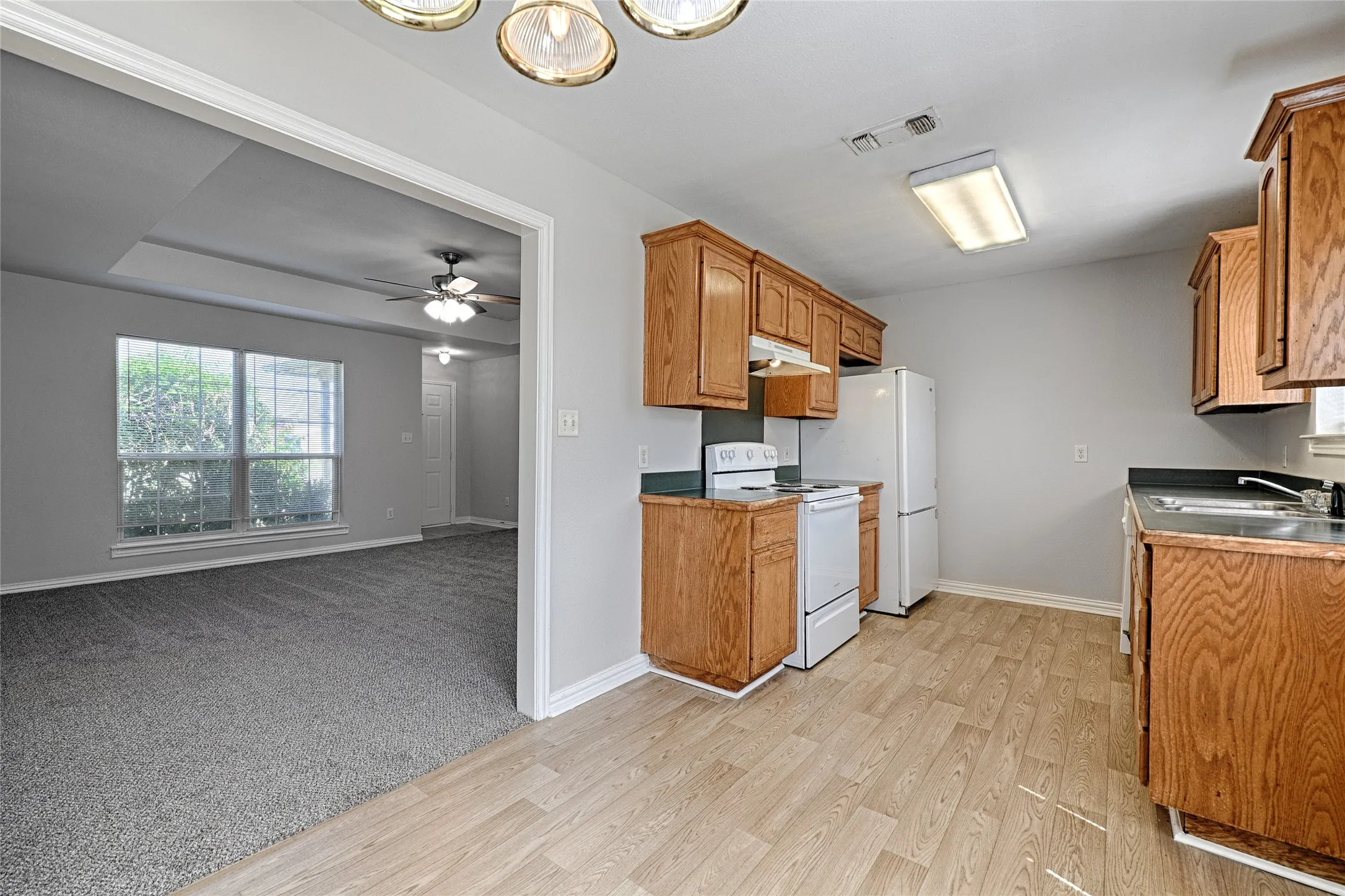 Single Family Residence For Sale in Hunt County , 5003 Canton Street, Greenville, Texas 75402, 3 Bedroom, 2 Bathroom, 2 Garage spaces, 1,343 Sqft, built in 1999, mls#21362660, Real Estate Agent in Greenville, Homes For Sale in Hunt county, Homes For Sale in Greenville, Realtor in Greenville Texas, Real Estate Brokerage Independent Realty Texas, Luminita Cordes Realtor