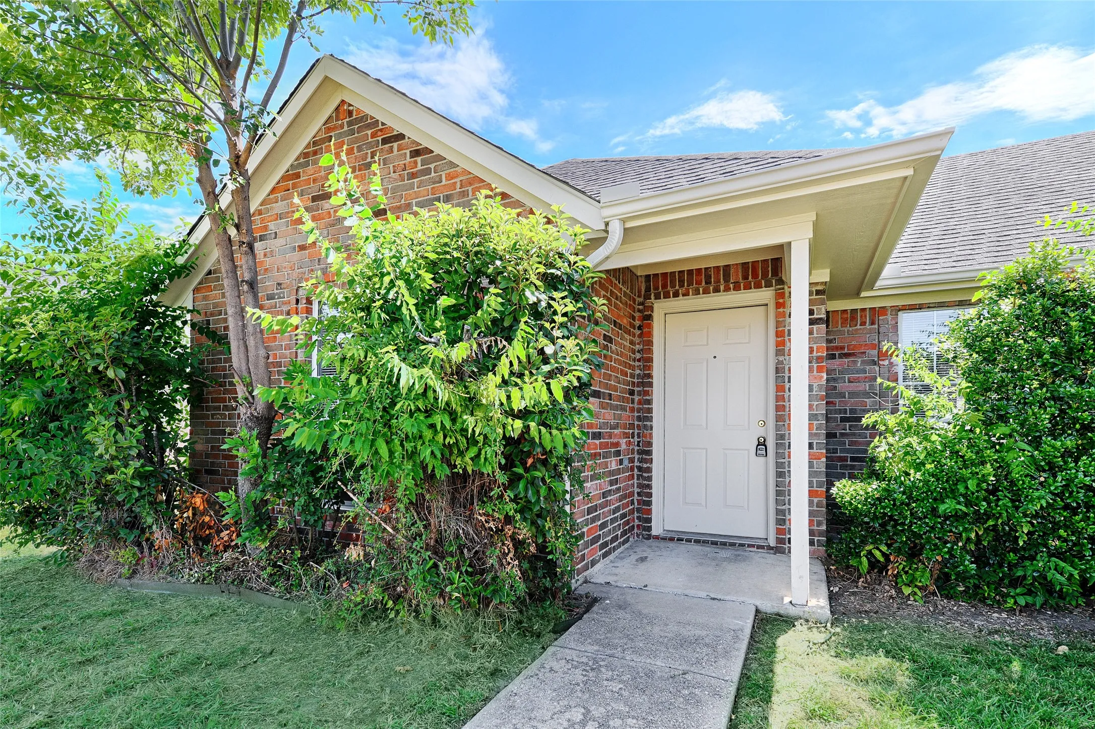 Single Family Residence For Sale in Hunt County , 5003 Canton Street, Greenville, Texas 75402, 3 Bedroom, 2 Bathroom, 2 Garage spaces, 1,343 Sqft, built in 1999, mls#21362660, Real Estate Agent in Greenville, Homes For Sale in Hunt county, Homes For Sale in Greenville, Realtor in Greenville Texas, Real Estate Brokerage Independent Realty Texas, Luminita Cordes Realtor