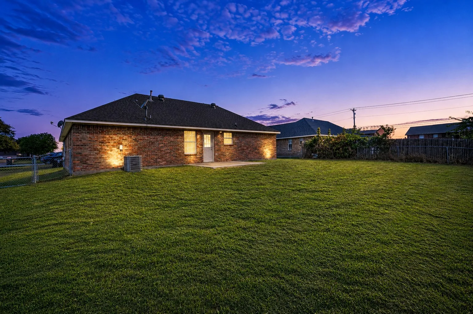 Single Family Residence For Sale in Hunt County , 5003 Canton Street, Greenville, Texas 75402, 3 Bedroom, 2 Bathroom, 2 Garage spaces, 1,343 Sqft, built in 1999, mls#21362660, Real Estate Agent in Greenville, Homes For Sale in Hunt county, Homes For Sale in Greenville, Realtor in Greenville Texas, Real Estate Brokerage Independent Realty Texas, Luminita Cordes Realtor