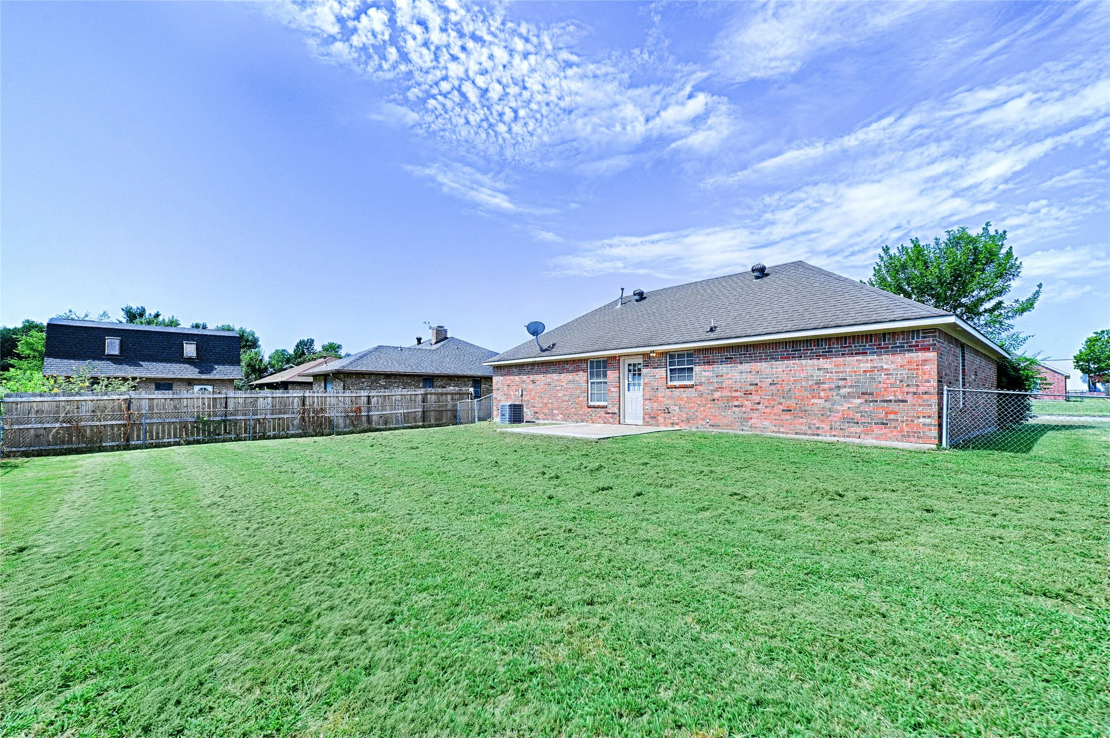 Single Family Residence For Sale in Hunt County , 5003 Canton Street, Greenville, Texas 75402, 3 Bedroom, 2 Bathroom, 2 Garage spaces, 1,343 Sqft, built in 1999, mls#21362660, Real Estate Agent in Greenville, Homes For Sale in Hunt county, Homes For Sale in Greenville, Realtor in Greenville Texas, Real Estate Brokerage Independent Realty Texas, Luminita Cordes Realtor