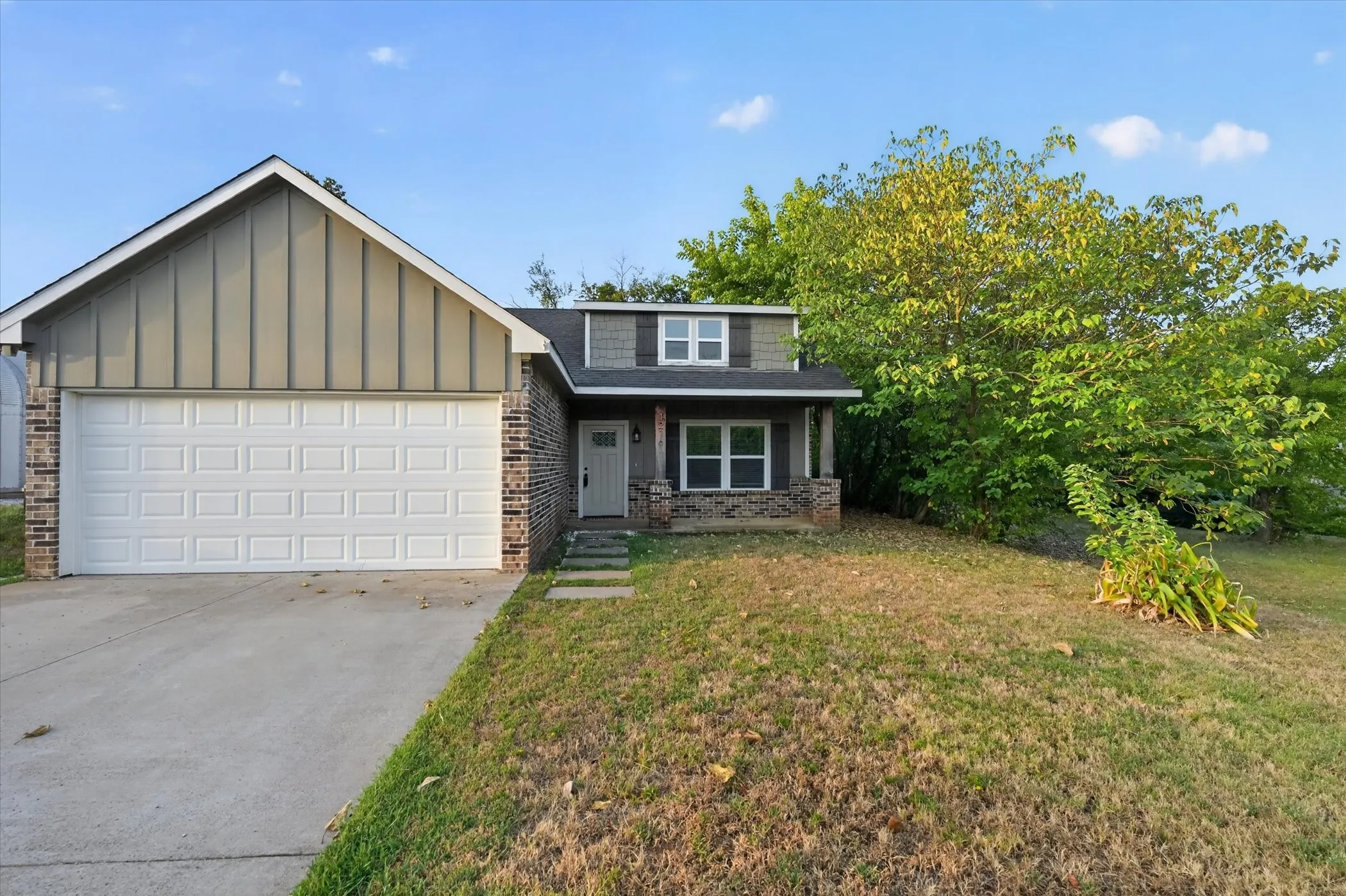 Single Family Residence For Rent in Grayson County , 1216 W Nelson Street, Denison, Texas 75020, 3 Bedroom, 2 Bathroom, 2 Garage spaces, 1,200 Sqft, built in 2019, mls#21364301, Real Estate Agent in Denison, Homes For Rent in Grayson county, Homes For Rent in Denison, Realtor in Denison Texas, Real Estate Brokerage Independent Realty Texas, Luminita Cordes Realtor