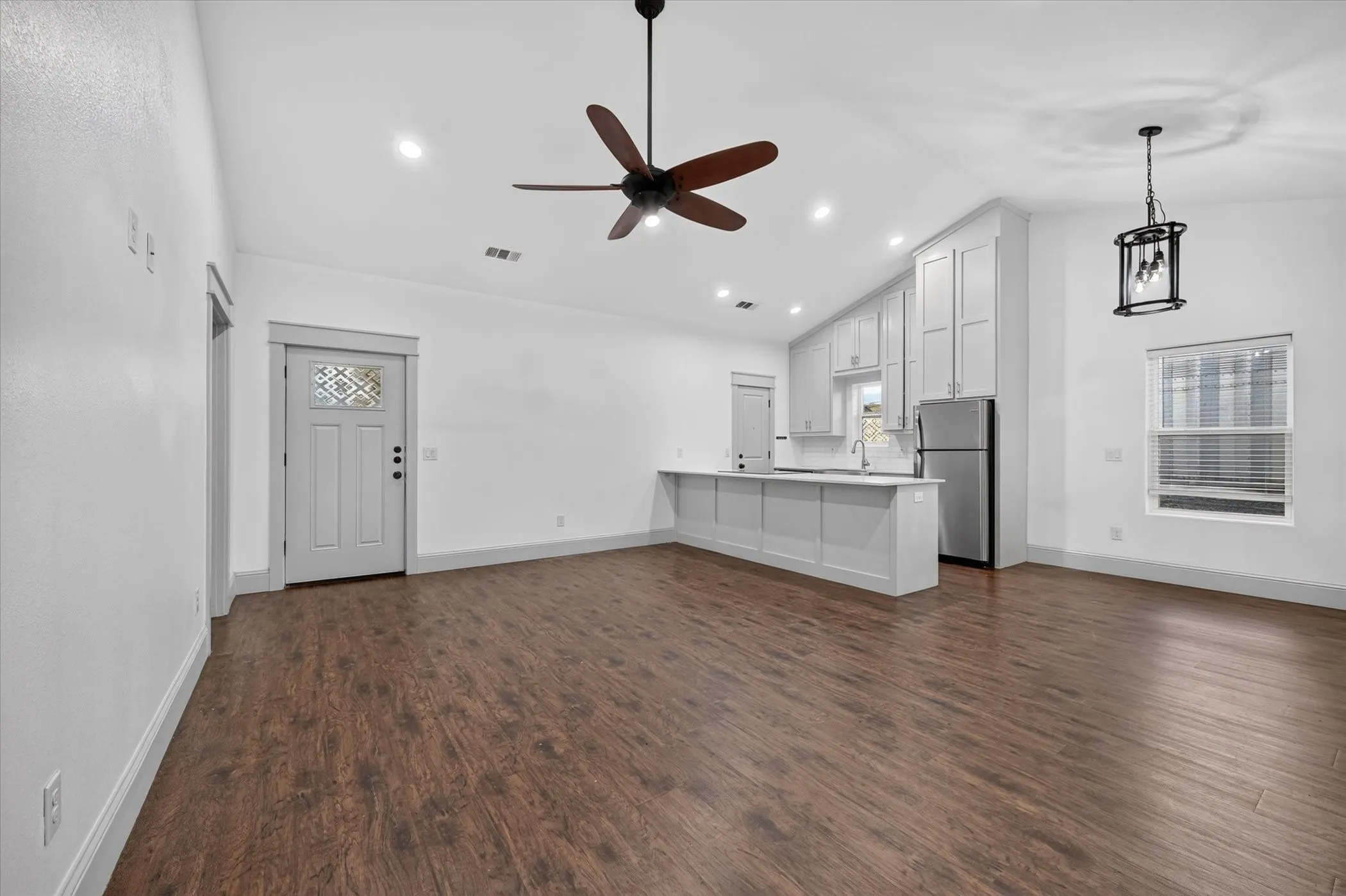Single Family Residence For Rent in Grayson County , 1216 W Nelson Street, Denison, Texas 75020, 3 Bedroom, 2 Bathroom, 2 Garage spaces, 1,200 Sqft, built in 2019, mls#21364301, Real Estate Agent in Denison, Homes For Rent in Grayson county, Homes For Rent in Denison, Realtor in Denison Texas, Real Estate Brokerage Independent Realty Texas, Luminita Cordes Realtor