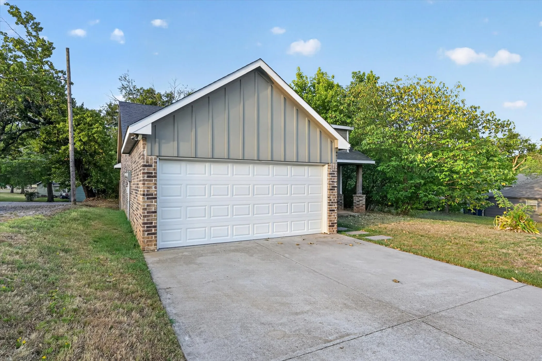 Single Family Residence For Rent in Grayson County , 1216 W Nelson Street, Denison, Texas 75020, 3 Bedroom, 2 Bathroom, 2 Garage spaces, 1,200 Sqft, built in 2019, mls#21364301, Real Estate Agent in Denison, Homes For Rent in Grayson county, Homes For Rent in Denison, Realtor in Denison Texas, Real Estate Brokerage Independent Realty Texas, Luminita Cordes Realtor