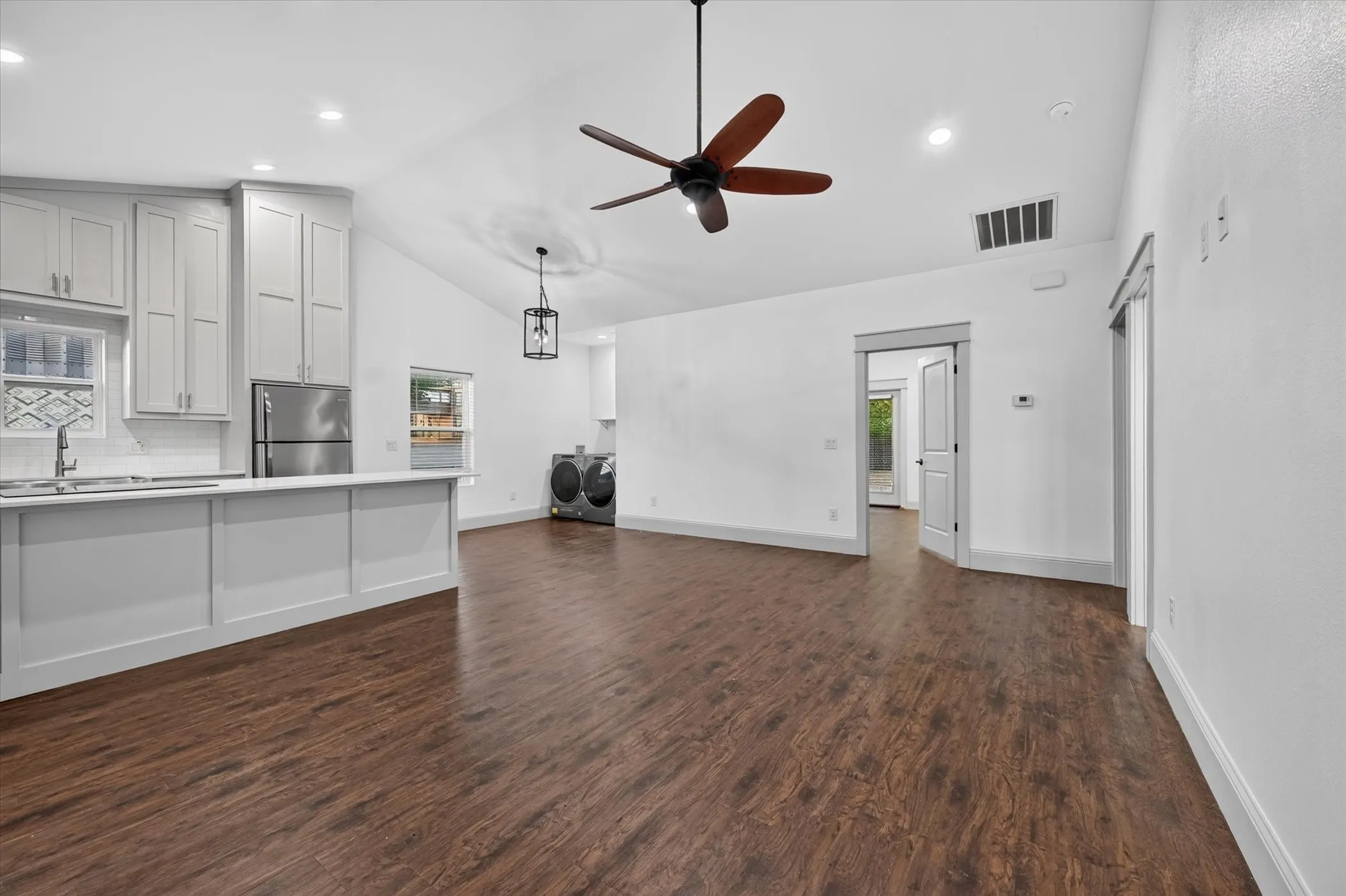 Single Family Residence For Rent in Grayson County , 1216 W Nelson Street, Denison, Texas 75020, 3 Bedroom, 2 Bathroom, 2 Garage spaces, 1,200 Sqft, built in 2019, mls#21364301, Real Estate Agent in Denison, Homes For Rent in Grayson county, Homes For Rent in Denison, Realtor in Denison Texas, Real Estate Brokerage Independent Realty Texas, Luminita Cordes Realtor