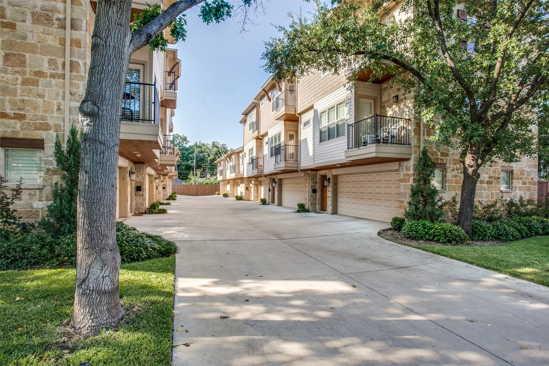 Townhouse For Rent in Dallas County , 6136 Oram Street 2, Dallas, Texas 75206, 2 Bedroom, 3 Bathroom, 2 Garage spaces, 1,579 Sqft, built in 2014, mls#21364310, Real Estate Agent in Dallas, Homes For Rent in Dallas county, Homes For Rent in Dallas, Realtor in Dallas Texas, Real Estate Brokerage Independent Realty Texas, Luminita Cordes Realtor