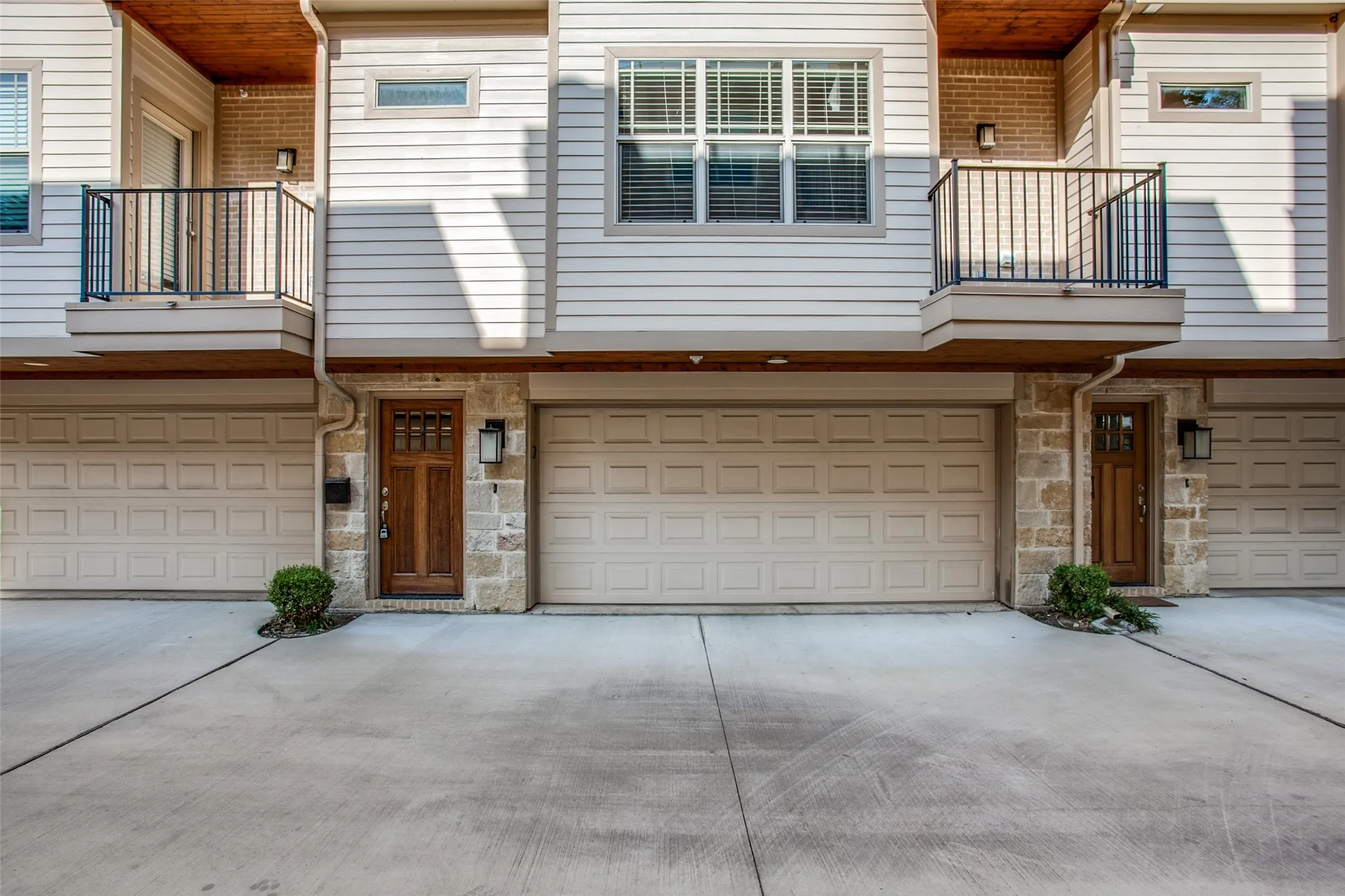 Townhouse For Rent in Dallas County , 6136 Oram Street 2, Dallas, Texas 75206, 2 Bedroom, 3 Bathroom, 2 Garage spaces, 1,579 Sqft, built in 2014, mls#21364310, Real Estate Agent in Dallas, Homes For Rent in Dallas county, Homes For Rent in Dallas, Realtor in Dallas Texas, Real Estate Brokerage Independent Realty Texas, Luminita Cordes Realtor